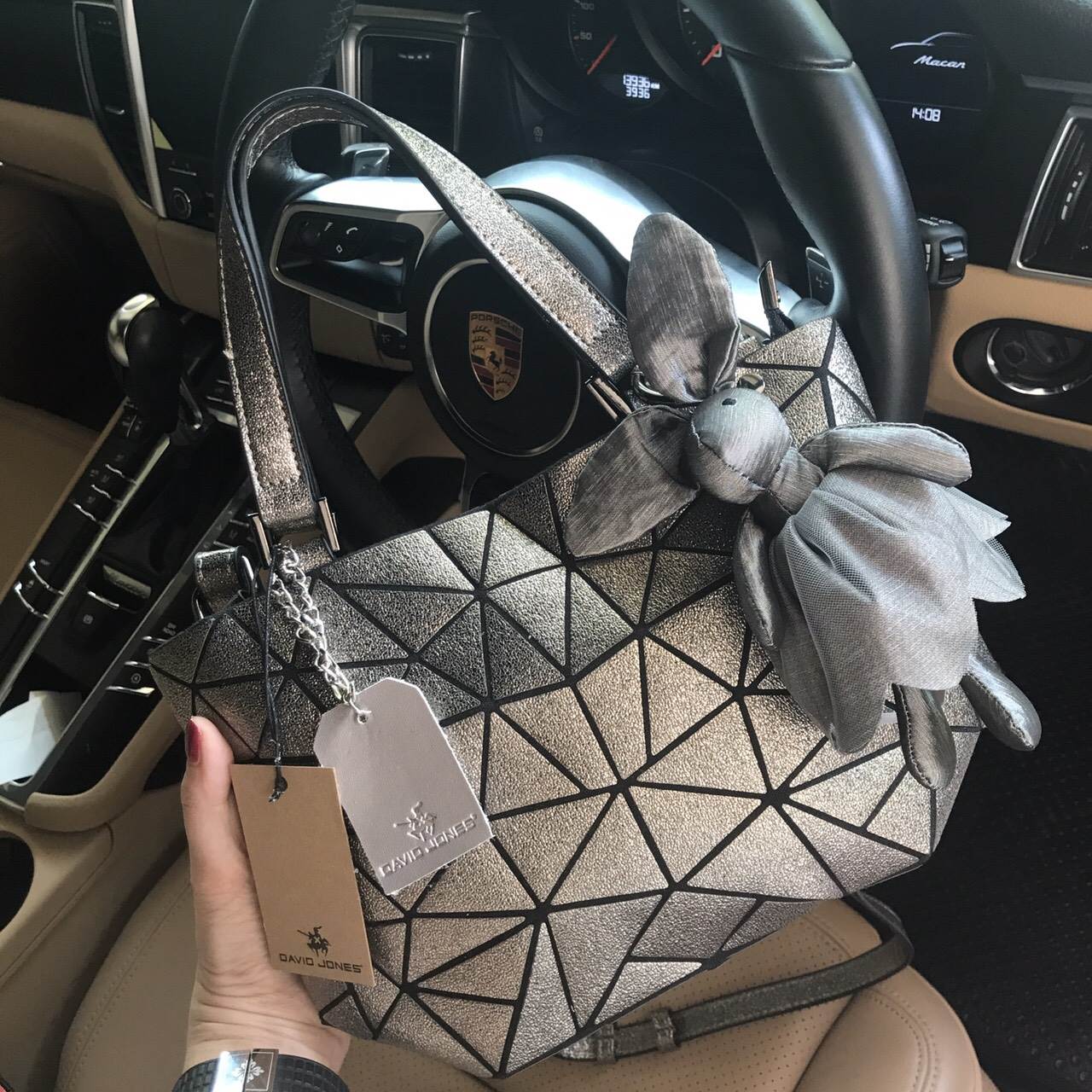 ห้ามพลาดเลยน๊า size Mini !!! น่ารักมากกค๊า ✨✨✨ มาใหม่ สี Limited edition 🌈🌈 ✨สี Silver Glitter ✨ใบจริงสวย เลิศมากๆ ค่า รับประกันเลย กระเป๋าทรงสุดฮิตจากแบรนด์ David Jones ใบนี้ มาพร้อมกับน้องกระต่ายสีเข้า 