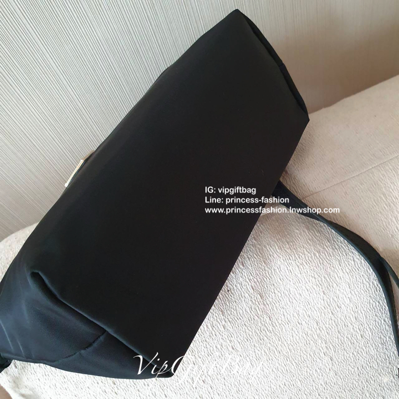 Best Seller ~~ งานพรีเมี่ยมกิ้ฟ จากเคาเตอร์ต่างประเทศ จากแบรนด์ PRADA เป็นกระเป๋า เครื่องสำอางค์ แต่มีสายสะพายยาวให้ 2 สาย เป็นแบบคล้องแขน และสะพายข้างลำตัว ใช้เป็น shoulder bag ได้เลยค่า หรือ ถือลำลองสวยๆ ก้อเลิศค่ะ คุ้มมากค่ะ ภายในมีช่องแบ่งเก็บของอย่าง