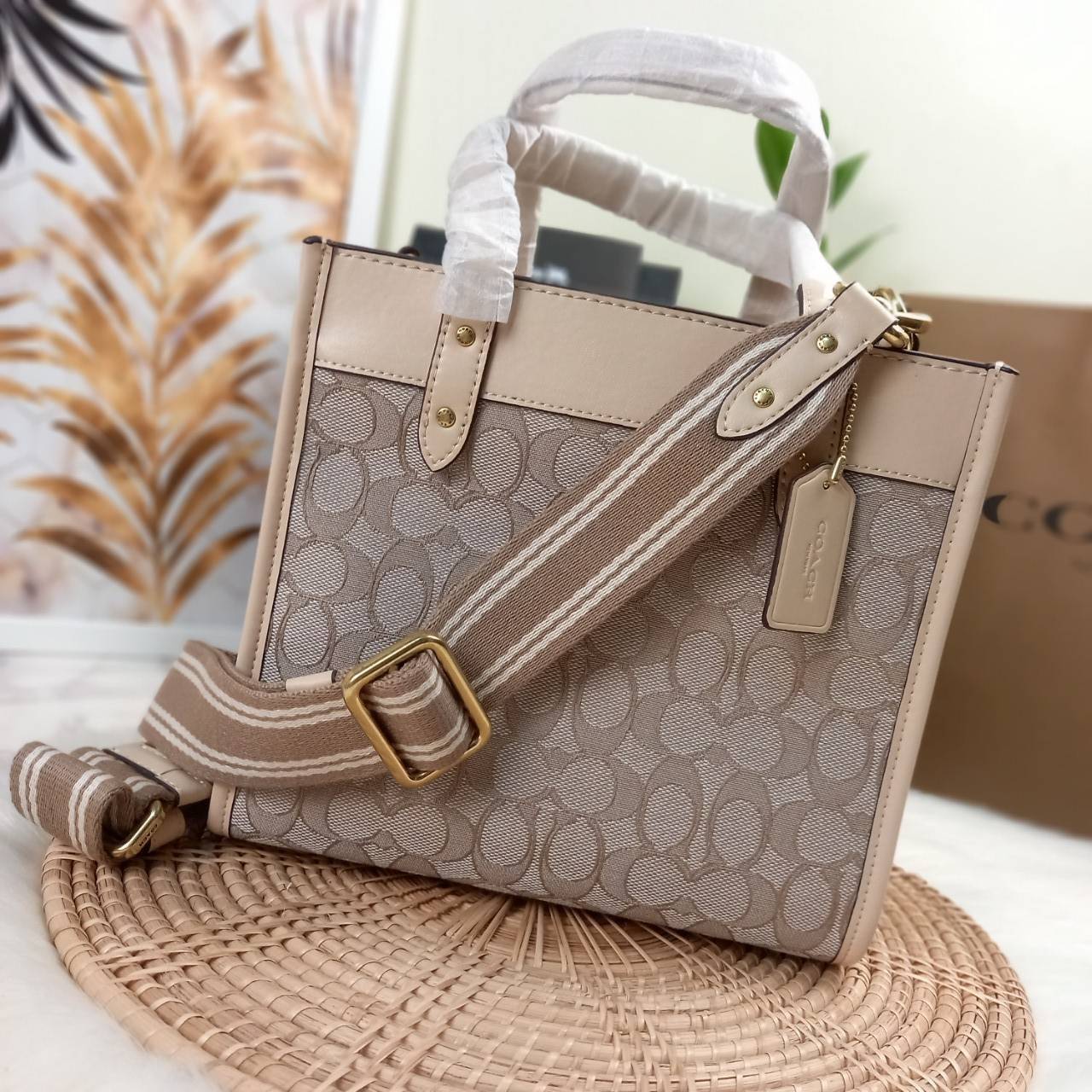 ใบนี้ ช่วยให้ชีวิตง่ายขึ้นเยอะเลย🌈🌺>>COACH FIELD TOTE 22 IN SIGNATURE JACQUARD(COACH C3865) 🍁กระเป๋าถือ สะพาย รุ่น Unisex ใช้ได้ทุกเพศวัย ขนาดเหมาะต่อการใช้งานในแต่ละวันมากๆ //วัสดุ jacquard ลาย signature ตกแต่งดีเทลด้วยหนังแ