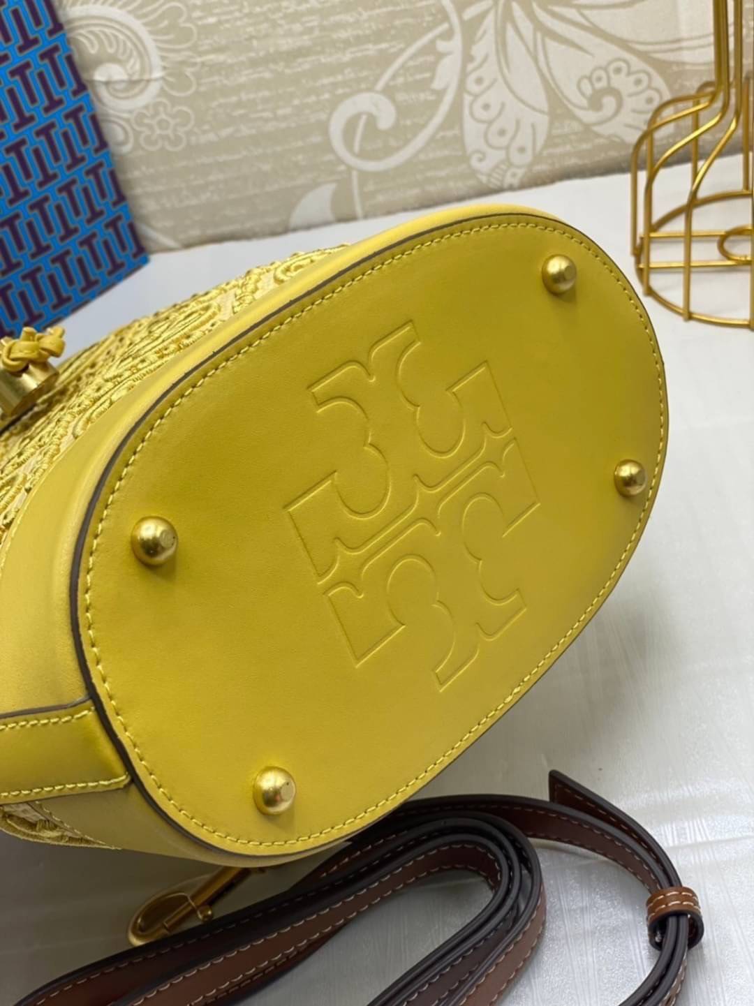 TORY BURCH T Monogram Straw Bucket Bag สีใหม่ โทนเหลืองทอง สวยหรู พร้อมเสิร์ฟความสวยให้ถึงบ้านแล้วน้า กระเป๋าบัคเก็ตทรงยอดนิยม ดีไซน์ใหม่ล่าสุด ยูนีคไม่เหมือนใคร ลายสานเต็มใบ พร้อมปักโลโก้เอกลักษณ์ โดดเด่น งานฝีมือมากๆ