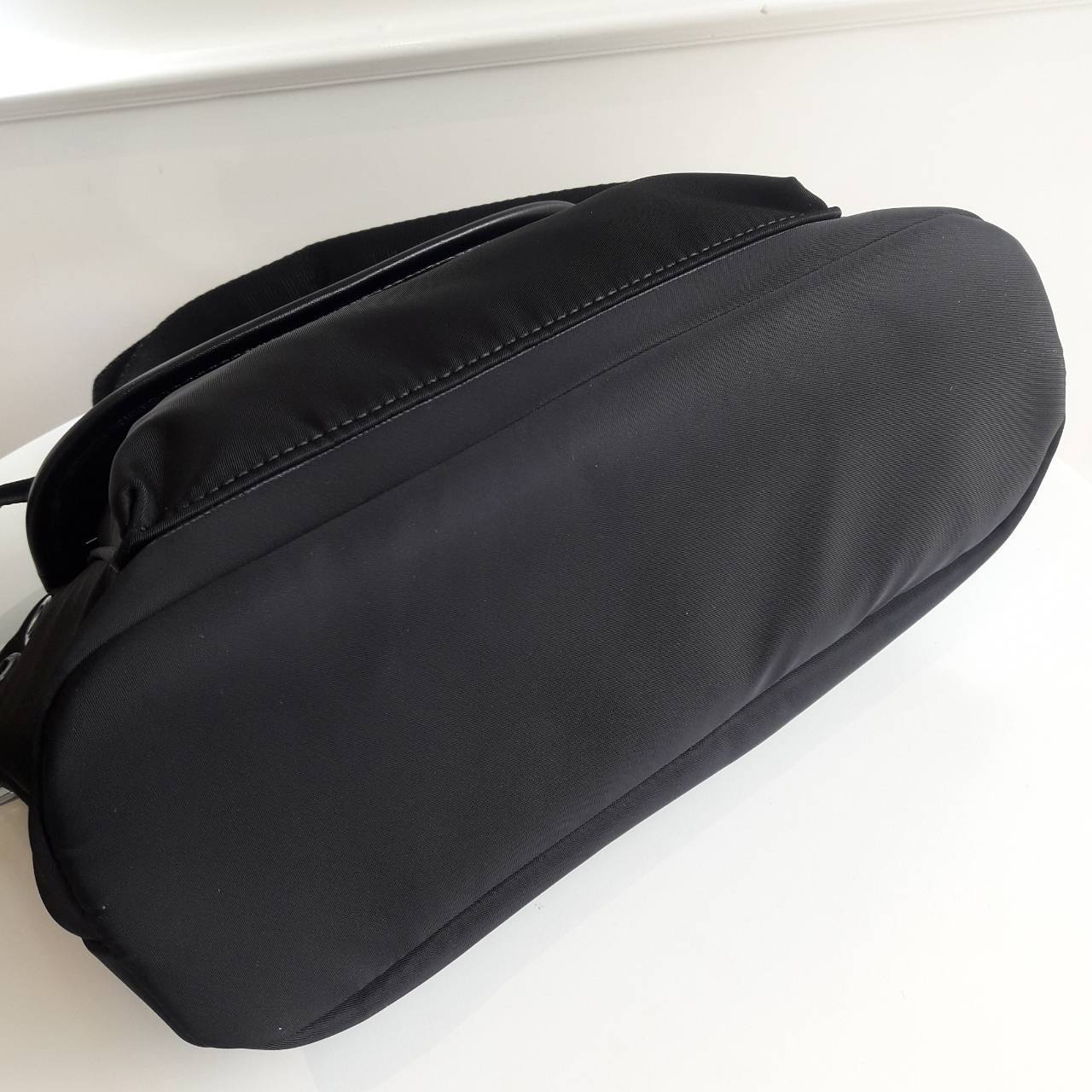 New arrival! จากงานพรีเมี่ยมกิ้ฟ เคาเตอร์ต่างประเทศ Prada nylon รุ่น Limited edition กระเป๋าอเนกประสงค์ สามารถใส่ของได้เยอะมากคะ ด้านหน้าโลโก้อะไหล่เงินทั้งใบ มีช่องซิปหลังฝาเปิด ด้านในมีช่องซิปกลางแบ่งกระเป๋า และยังมีช่องซิป สำหรับสาวๆที่ของเยอะเหมาะมากค