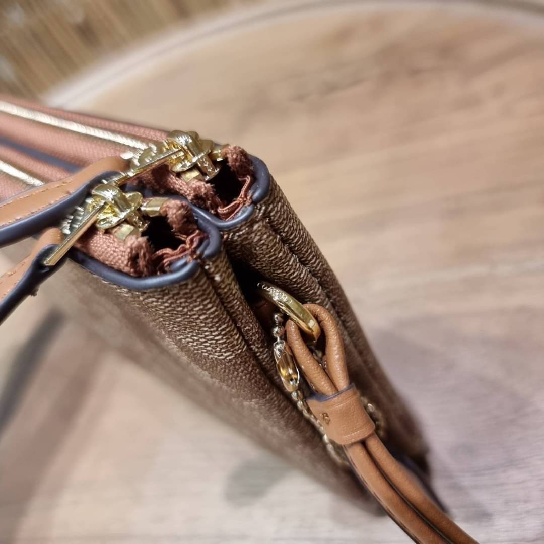 COACH F54057 DOUBLE ZIP WALLET IN SIGNATURE กระเป๋าคล้องมือ size L ใบนี้ใส่มือถือได้ทุกรุ่น ขนาดกำลังดี พกพาสะดวกมากๆ วัสดุหนังสังเคราะห์ ภายในเป็นผ้าสีสวยคม ใส่ธนบัตร ใส่บัตรได้เยอะ ใส่มือถือได้สบายๆทุกรุ่น ตอบโจทย์สาวๆที่ไม่ชอบพกเยอะวุ่นวายจ้า ใบนี้เอาอ