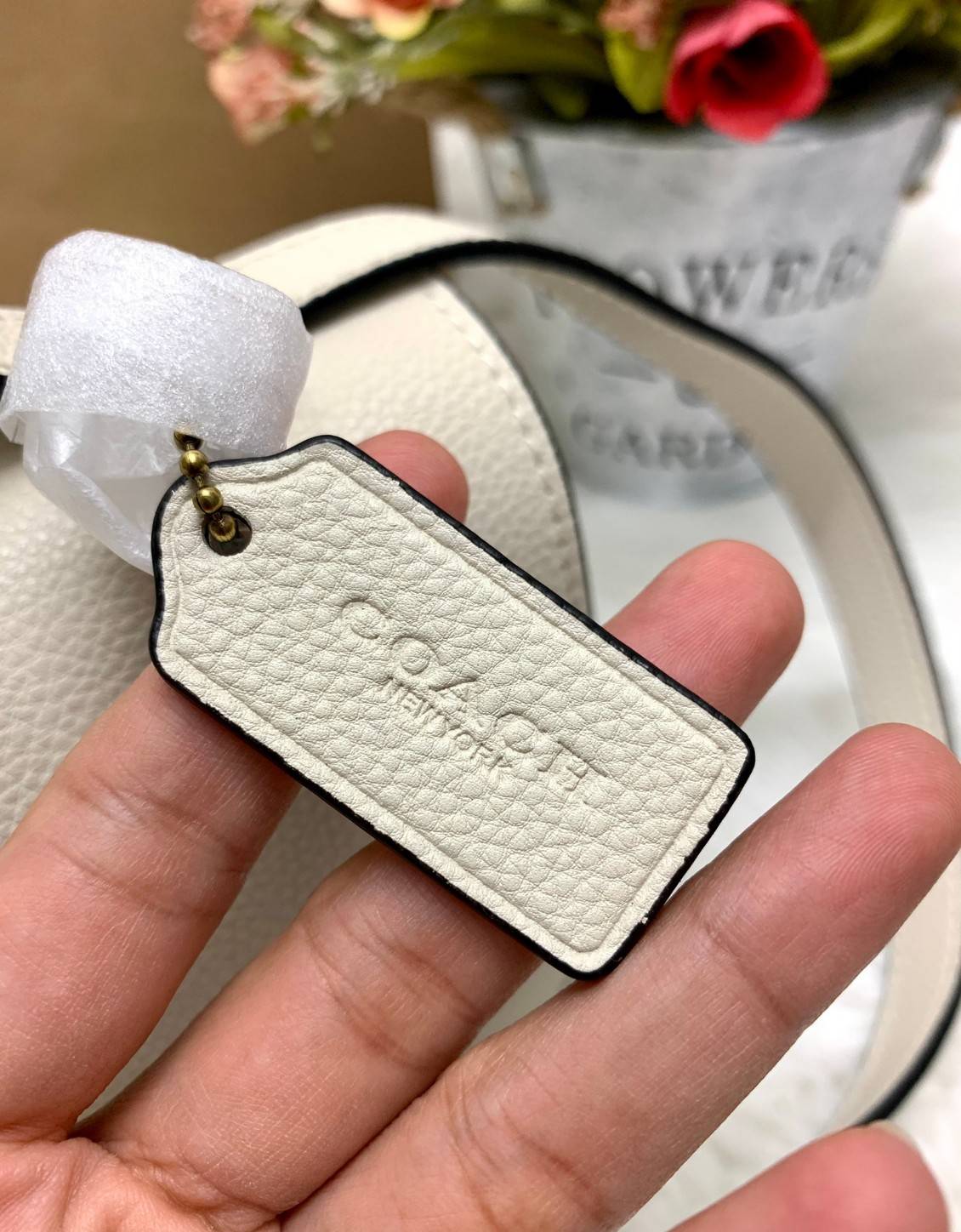 COACH ALIE SHOULDER BAG ((4615)) กระเป๋าสะพายข้างหรือสามารถทบสายกันเพื่อคล้องไหล่ได้ค่ะ วัสดุหนังแท้ หนังนิ่มสวยงามมากๆค่ะ ด้านหน้าเป็นแผ่นโลหะแบรนด์ดูหรูทีเดียว เปิดปิดกระเป๋าแบบกดล็อค ภายในแบ่งช่องหลักหนึ่งช่องค่อนข้างกว้างใส่มือถือได้ทุกรุ่น;กระเป๋าเงิ