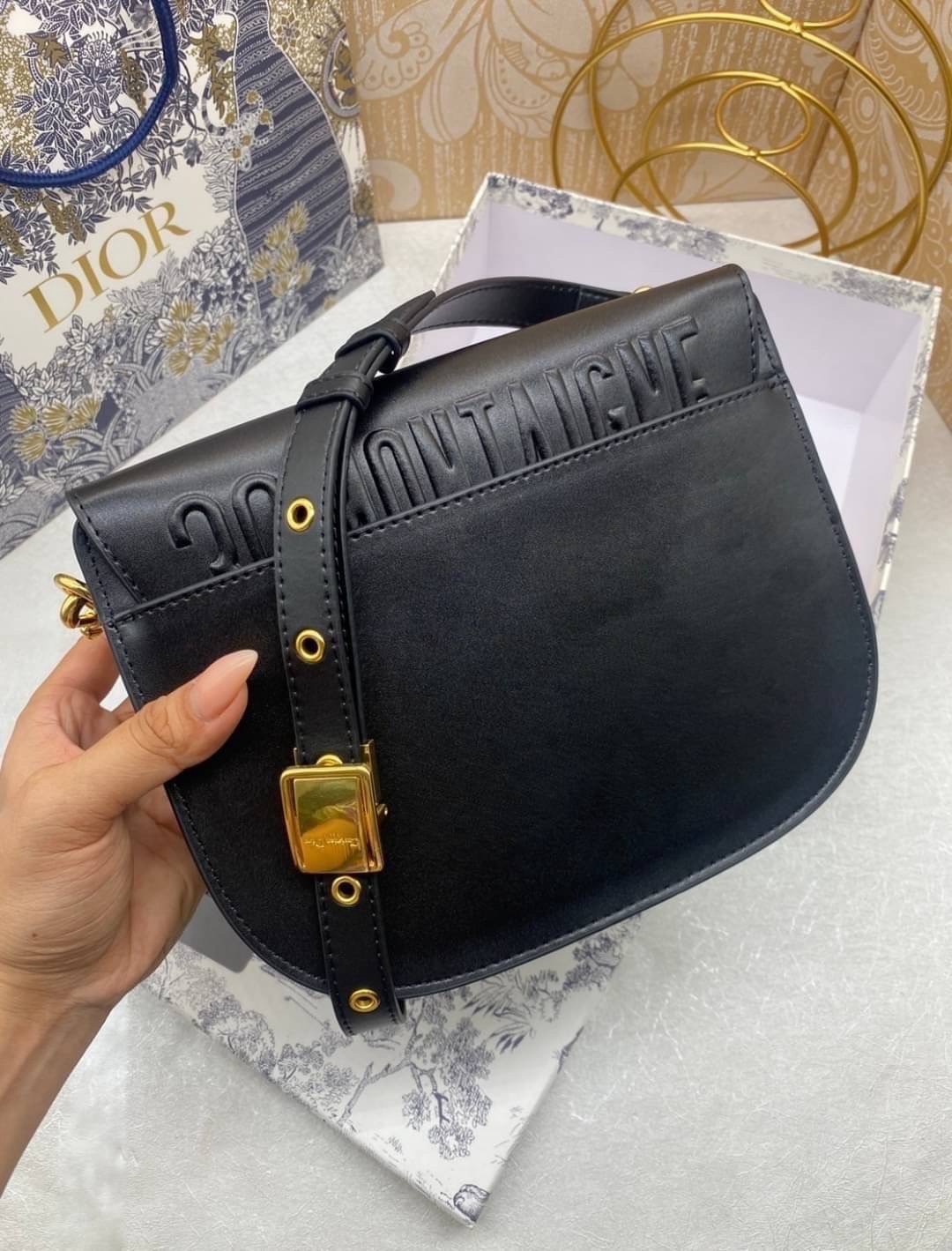Dior Bobby Medium Bag กระเป๋าสะพายทรงโฮโบรุ่นยอดนิยม คลาสสิคสุดหรู ด้วยสัดส่วนที่กลมกลืนลงตัวอย่างสวยงาม เกรดท็อปออริ ใช้งานต่างประเทศได้