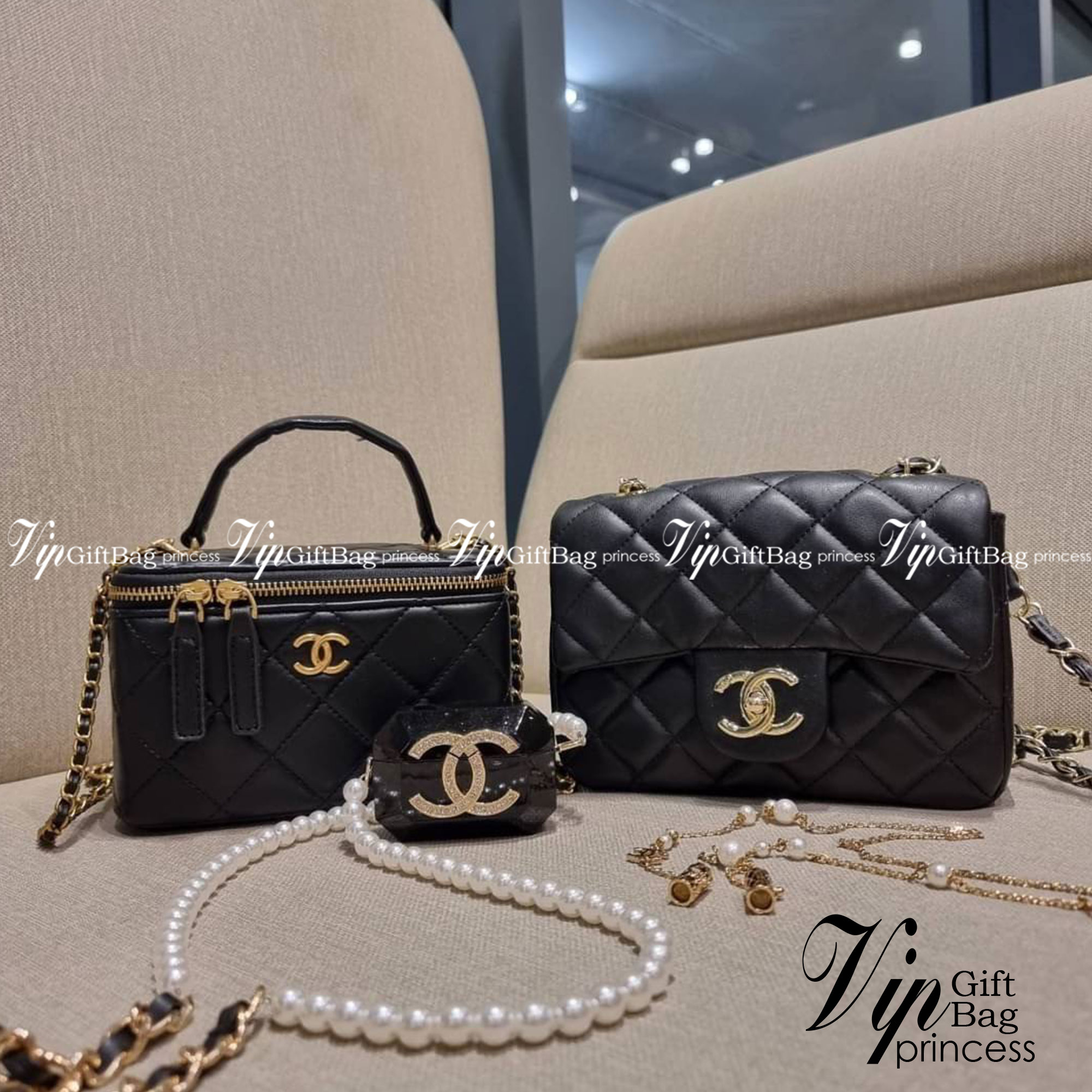 VIP 🥂 เซ็ทคือที่สุดของความคุ้ม EXCLUSIVE MIX ITEM!! CHANEL GIFT BOX SET กลับมาอีกครั้งกับไอเท็มสุดหรูชวนให้สะสม สุดยอดของรุ่นยอดฮิตพร้อมเสิร์ฟครบชุด สุดคุ้ม มาพร้อมกระเป๋าสะพายถึง 2 ใบ คอลเลคชั่นของมันต้องมี ทั้งตัวคลาสสิคและ vanity และสุดยอดของหา