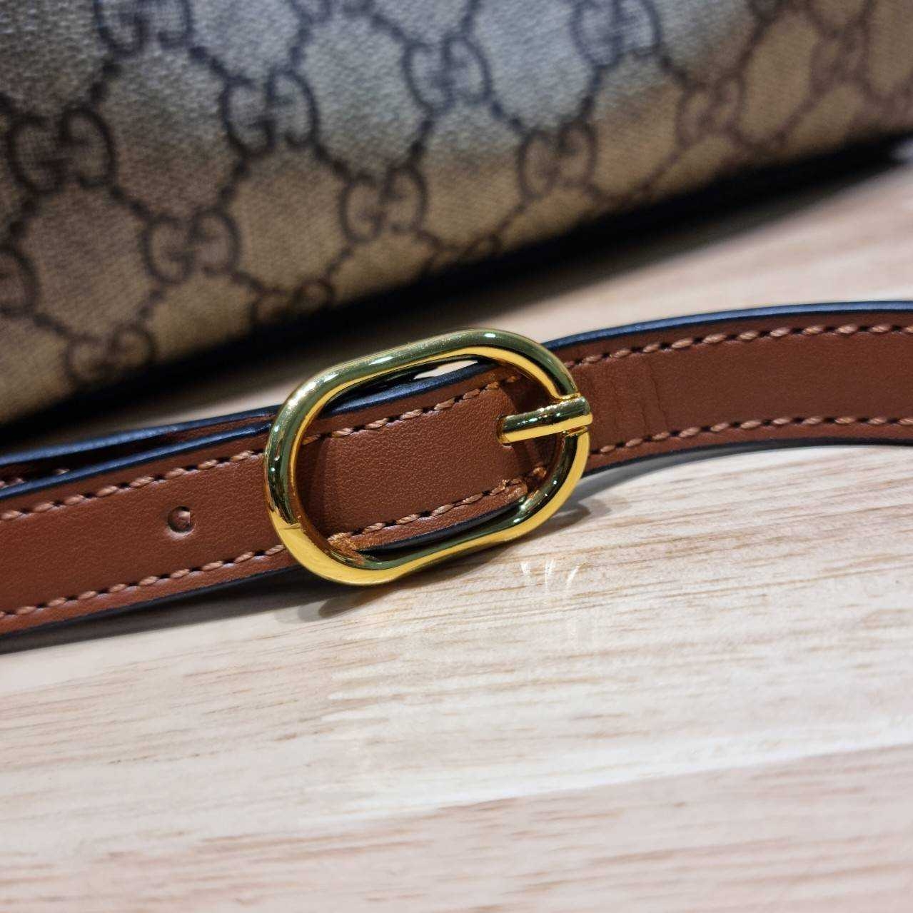 GUCCI GG Emblem mini bucket bag ดีไซน์คลาสสิคคงความเอกลักษณ์ กับรูปแบบใหม่กระเป๋าถือ/สะพายทรงบัคเก็ต ขนาดกำลังน่าใช้มากๆ