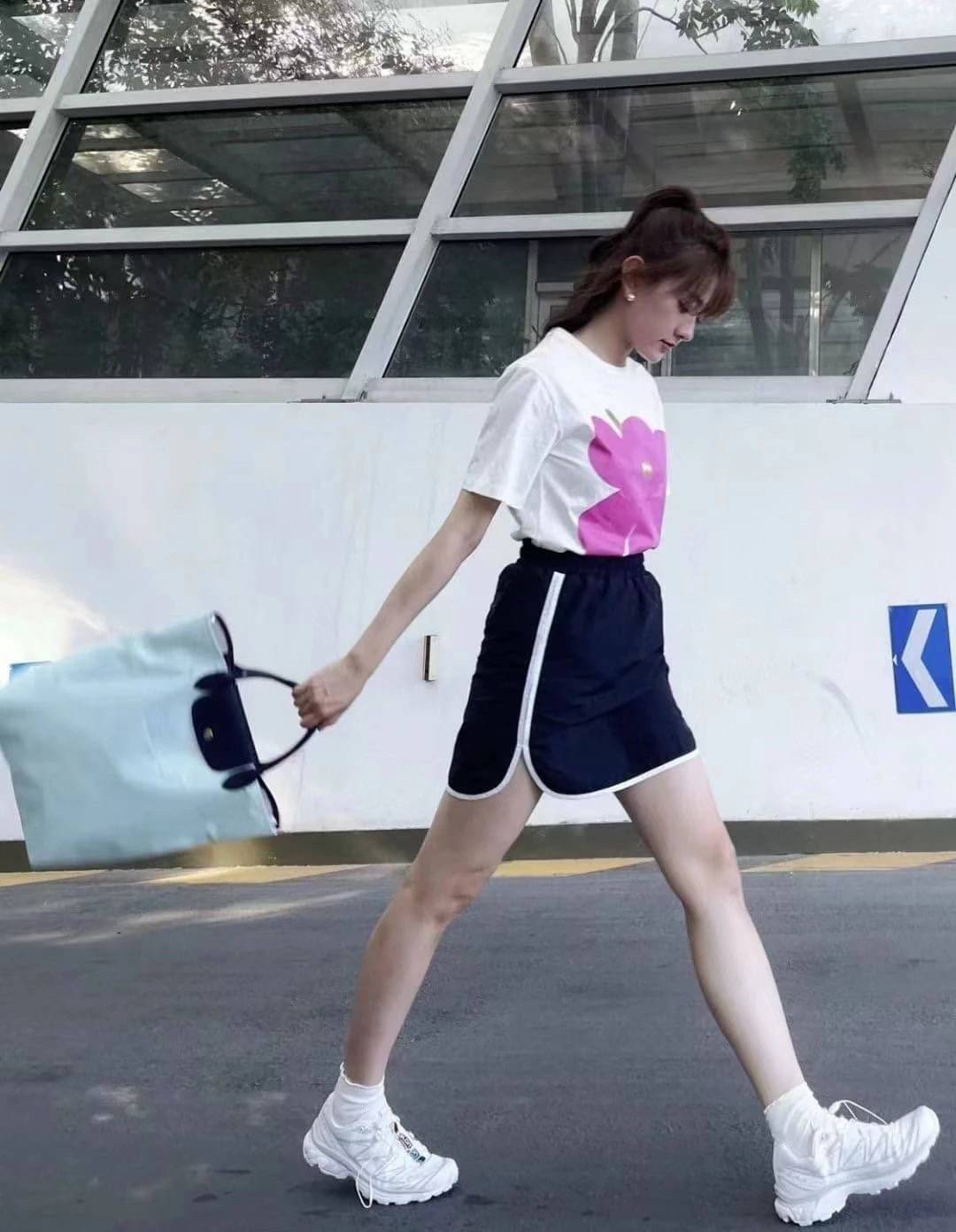 LONGCHAMP LE PLIAGE RE-PLAY TOP HANDLE BAG สินค้ารุ่นลิมิเต็ด collection สุดปัง ซื้อใบเดียวเหมือนได้2 ใบ กระเป๋าสะพายแนวตั้งที่กว้างขวาง มีเอกลักษณ์เฉพาะตัวแต่มีดีไซน์ที่น่าดึงดูด