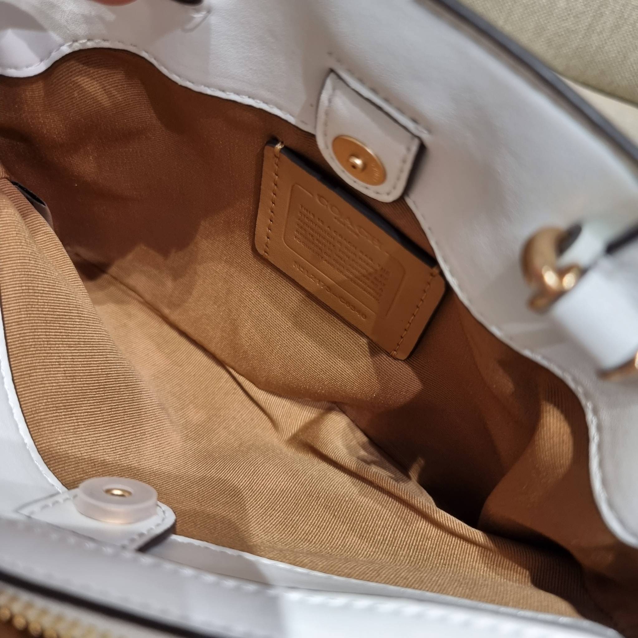 COACH C8340 MINI LILLIE CARRYALL IN SIGNATURE CANVAS WITH MYSTICAL FLORAL PRINT สีใหม่ล่าสุด กับรุ่นที่สุดของความขายดี คอลยอดฮิตในลวดลายสุดชิค กระเป๋าสะพายทรงสวย ที่ดีไซน์ออกมาให้ใช้งานง่าย สะดวก สวย หรู ดูดี!! วัสดุหนังแคนวาสเคลือบลาย มาพร้อมสายสะพายข้าง