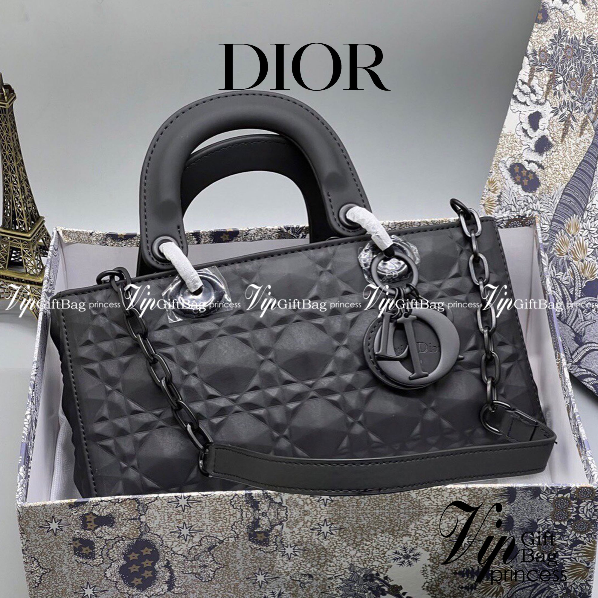หนังแท้ DIOR LADY D-JOY BAG Cannage Calfskin with Diamond Motif กระเป๋าสะพาย ของความสง่างามเอกลักษณ์ Lady Dior รังสรรค์ขึ้นจากหนังลูกวัว Cannage ที่มีลวดลายเพชร เสน่ห์ที่ประดับประดาอย่างหรูหรา มีสายสะพายโซ่แบบถอดได้ ภาพสินค้าถ่ายจากงานขายจริง ใช้งานต่างปร