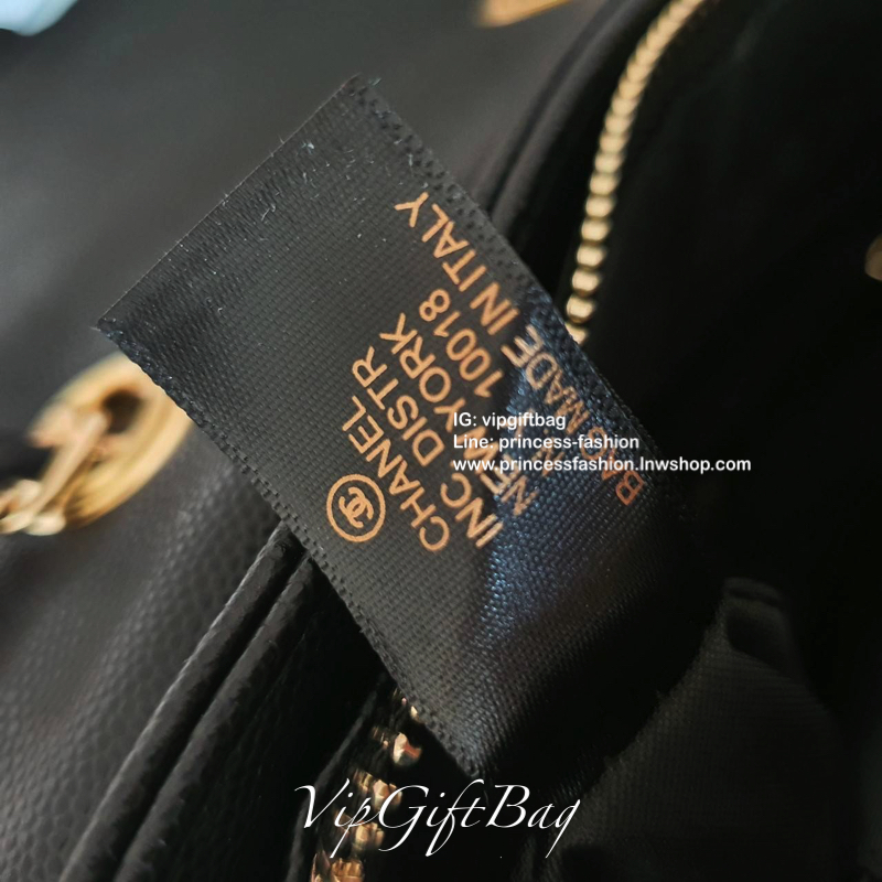 CHANEL VIP GIFT SHOULDER BAG รุ่น LIMITED จากงาน VIP GIFT(GWP) ของแท้100% วัสดุหนังคาเวียร์เต็มใบ ด้านหน้าประดับโลโก้ทองสุดหรู เปิดปิดด้วยหมุดหมุน CC ด้านในมีซิปอีกชั้น อะไหล่ทองทั้งใบ ในใส่ของได้เยอะ มาพร้อมสายสะพายสายโซ่สลับหนังมีที่รองบ่าถนอมไหล่(ถอดไม