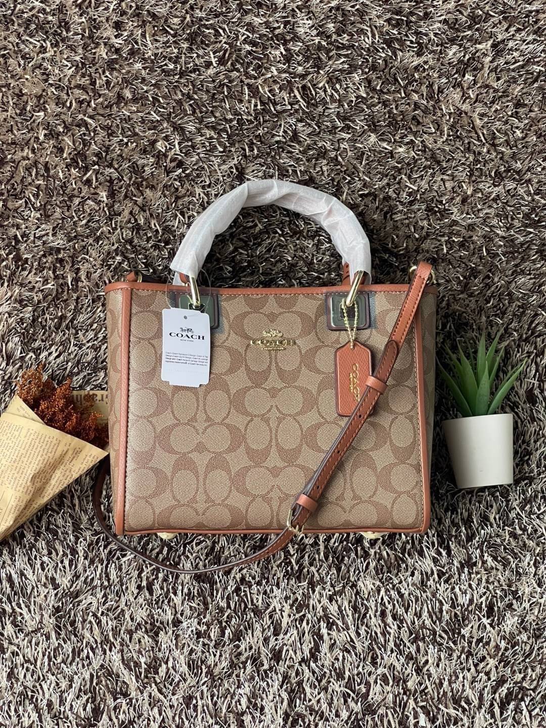 Coach Perry Tote Classic Bag F57568 รุ่นใหม่ล่าสุด กระเป๋ารูปทรงสี่เหลี่ยมสุดคลาสสิก เป็นกระเป๋าอเนกประสงค์ที่สามารถใช้ได้แทบทุกโอกาส ไม่ว่าจะไปเรียน, ไปทำงาน, ไปเที่ยว หรือแม้แต่ไปชอปปิง ด้วยขนาดที่กำลังดี ไม่ใหญ่เทอะทะ แต่ก็ไม่เล็กจนเกินไป มาพร้อมหูหิ้ว