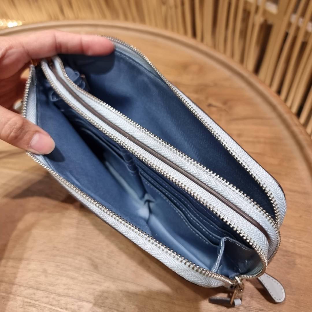 COACH F54057 DOUBLE ZIP WALLET IN SIGNATURE กระเป๋าคล้องมือ size L ใบนี้ใส่มือถือได้ทุกรุ่น ขนาดกำลังดี พกพาสะดวกมากๆ วัสดุหนังสังเคราะห์ ภายในเป็นผ้าสีสวยคม ใส่ธนบัตร ใส่บัตรได้เยอะ ใส่มือถือได้สบายๆทุกรุ่น ตอบโจทย์สาวๆที่ไม่ชอบพกเยอะวุ่นวายจ้า ใบนี้เอาอ