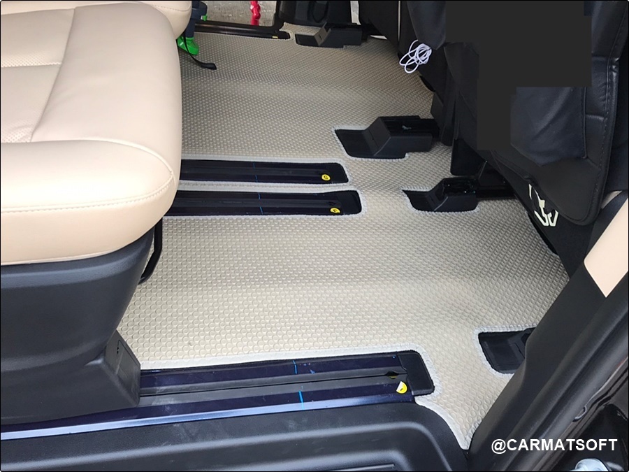 พรมปูพื้นรถยนต์ HYUNDAI STARIA 2021 ยางปูพื้นรถยนต์ ลายกระดุมเม็ดเล็ก สีครีม เข้ารูป เต็มคัน