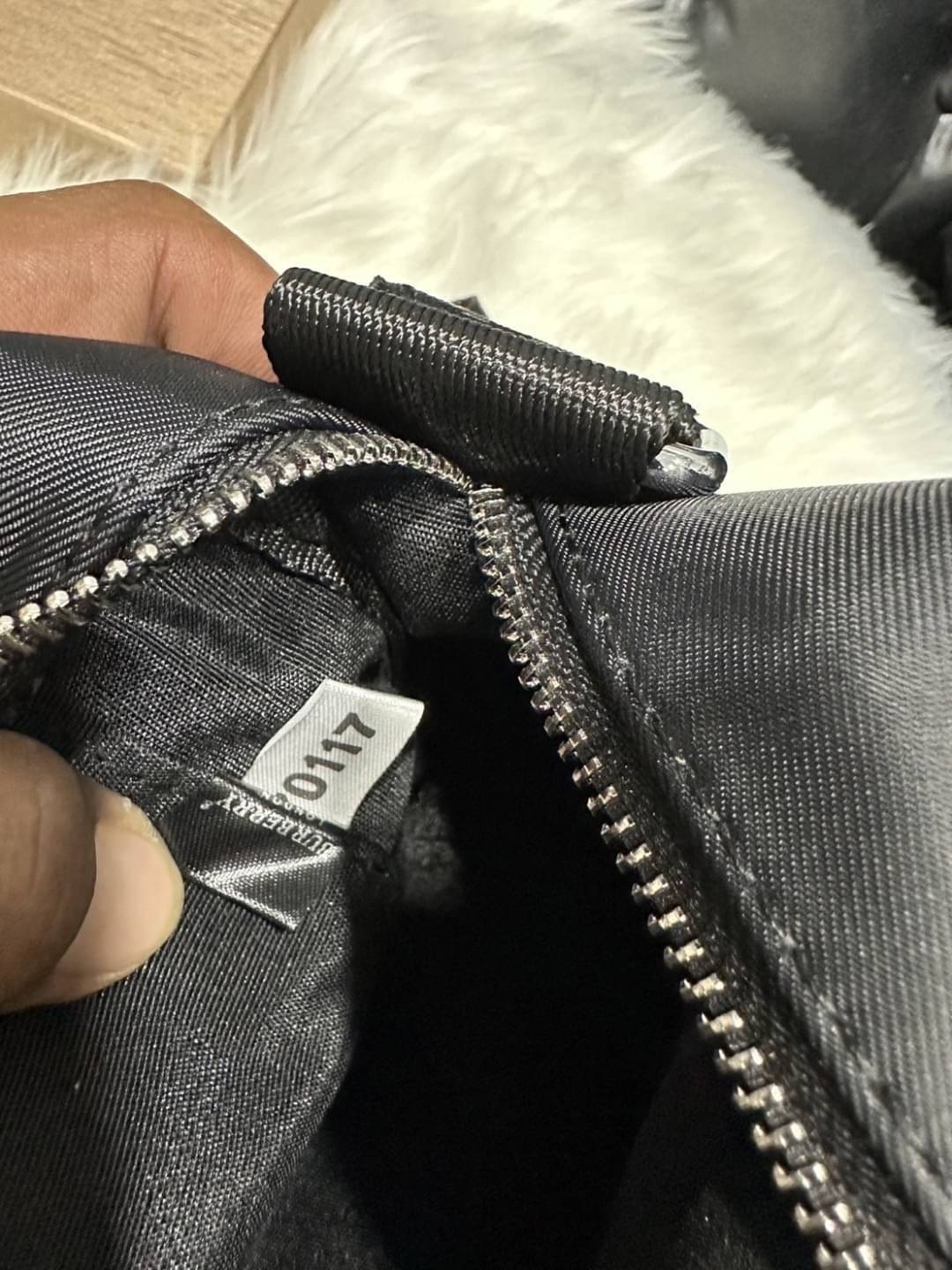 Burberry Positively Conscious logo crossbody bag / BURBERRY FRAGRANCES CROSSBODY BAG 9" วัสดุ Nylon Canvas ทรงเหลี่ยมน้ำหนักเบามีโลโก้แบรนด์คาดด้านหน้า