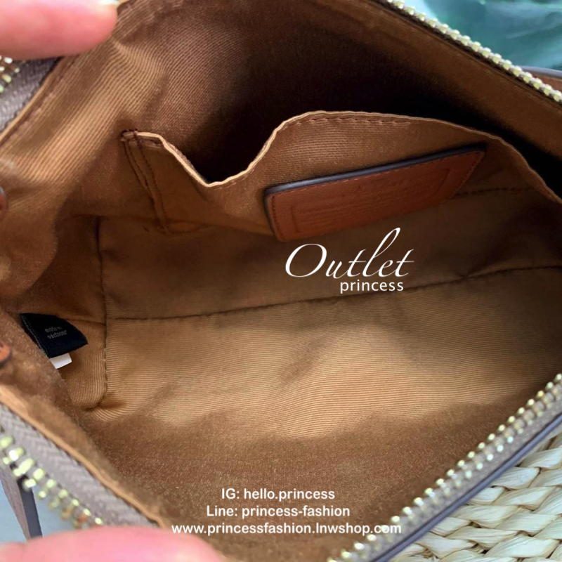 Coach signature crossbody bag กระเป๋าสะพาย size mini วัสดุ pu. ลาย signature เปิดปิดด้วยซิป ด้านในโล่ง ใส่ wallet ยาว, มือถือได้ทุกรุ่น ด้านหลังสกรีนลายน่ารัก พร้อมสายสะพาย 2 เส้น แบบสั้นสะพายไหล่ และแบบยาว crossbody ถอด ปรับได้ค่ะ