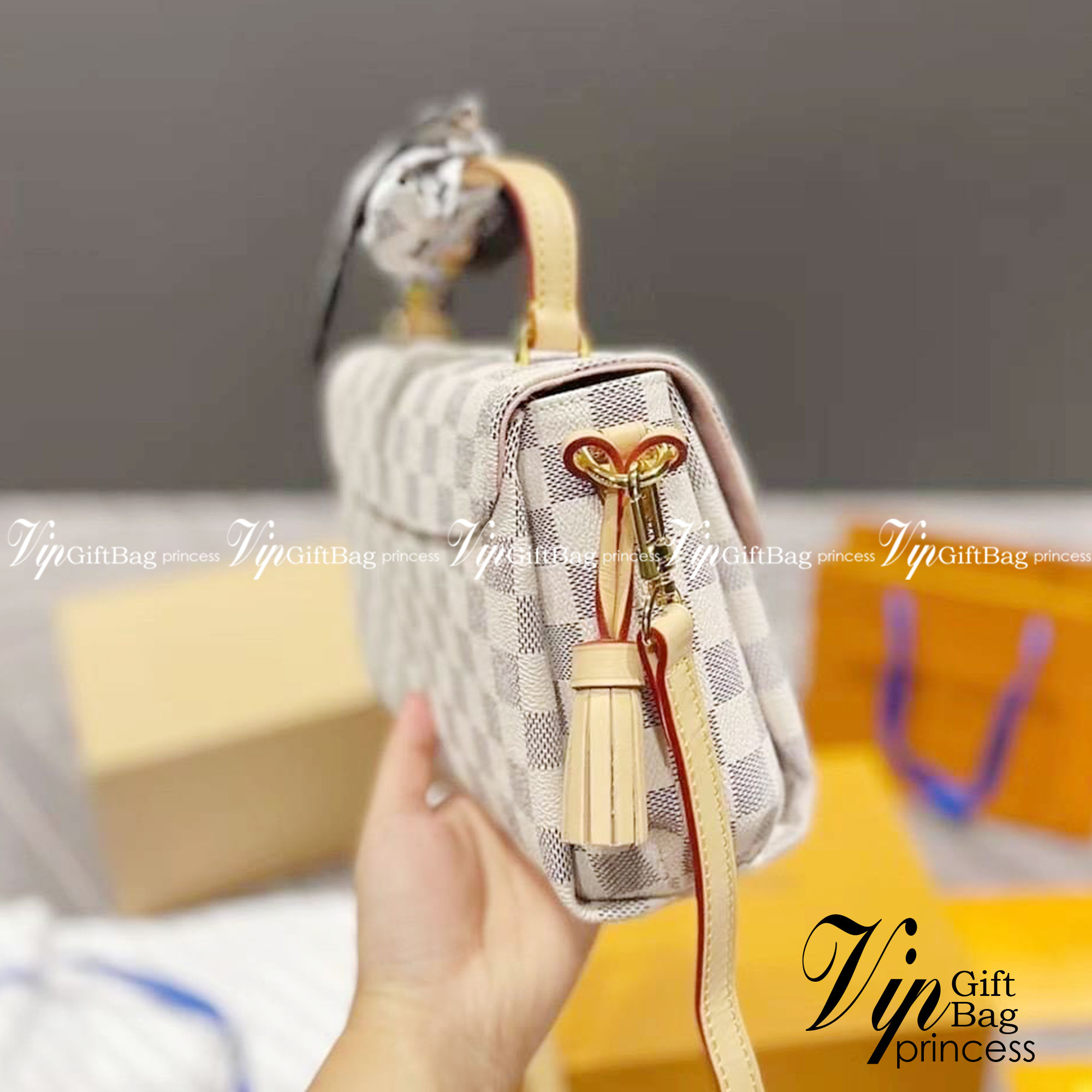 LV CROISETTE CROSSBODY BAG ให้สาวๆได้สวย ในราคาจับต้องได้ กับกระเป๋าสะพายข้าง ดีไซน์ลวดลายตารางเอกลักษณ์ คลาสสิคแต่ดูผู้ดี วัสดุหนังแคนวาส เปิด-ปิดด้วยตัวล็อคแน่นหนา ภายในโล่งกว้าง ใส่ของสำคัญได้ครบถ้วน สายสะพายถอดออกได้ ปรับได้ มีหูจับในตัว ถือเก๋ๆ หรือจ