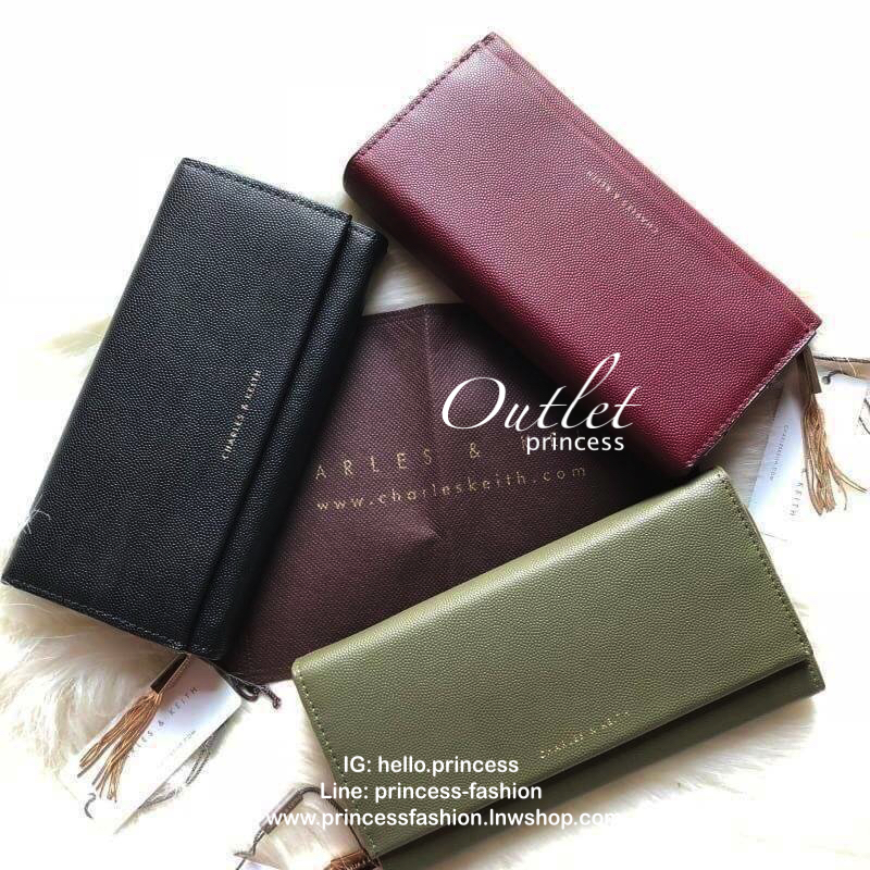 CHARLES & KEITH LONG WALLET กระเป๋าสตางค์ใบยาวแบบ 2 พับ หนังคาเวียร์ อะไหล่สีทอง และพู่สวยหรูมากค่ะด้านหน้าปั้มโลโก้แบรนด์ เปิดปิดด้วยฝาปิด ภายในมี1ช่องซิปแชะช่องเก็บบัตรหลายช่องใช้งานใส่ช่องใส่ธนบัตร แยกเป็นสัดส่วน ใบนี้สุดคุ้มเลยค่า