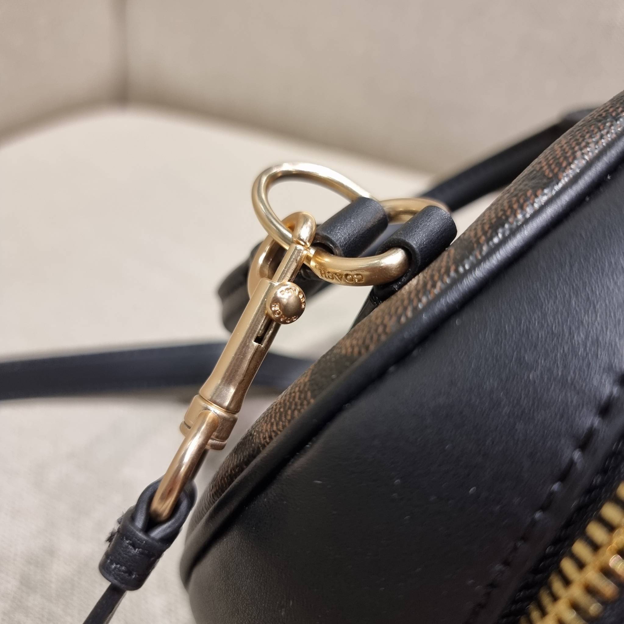 COACH SYDNEY SATCHEL BAG CA202 CA591 CB596 ใหม่ล่าสุด กับคอลที่สาวๆต้องหลงรัก กระเป๋าสะพายทรง satchel ที่มีรูปทรงดึงดูดสายตา สวยแรกเห็น วัสดุหนัง crossgrain พร้อมหูจับในตัว เปิด-ปิดด้วยซิป ภายในโล่งกว้าง ขนาดกำลังดี มีสายครอสให้ ปรับได้ตามชอบ ใบจริงลูกคุณ