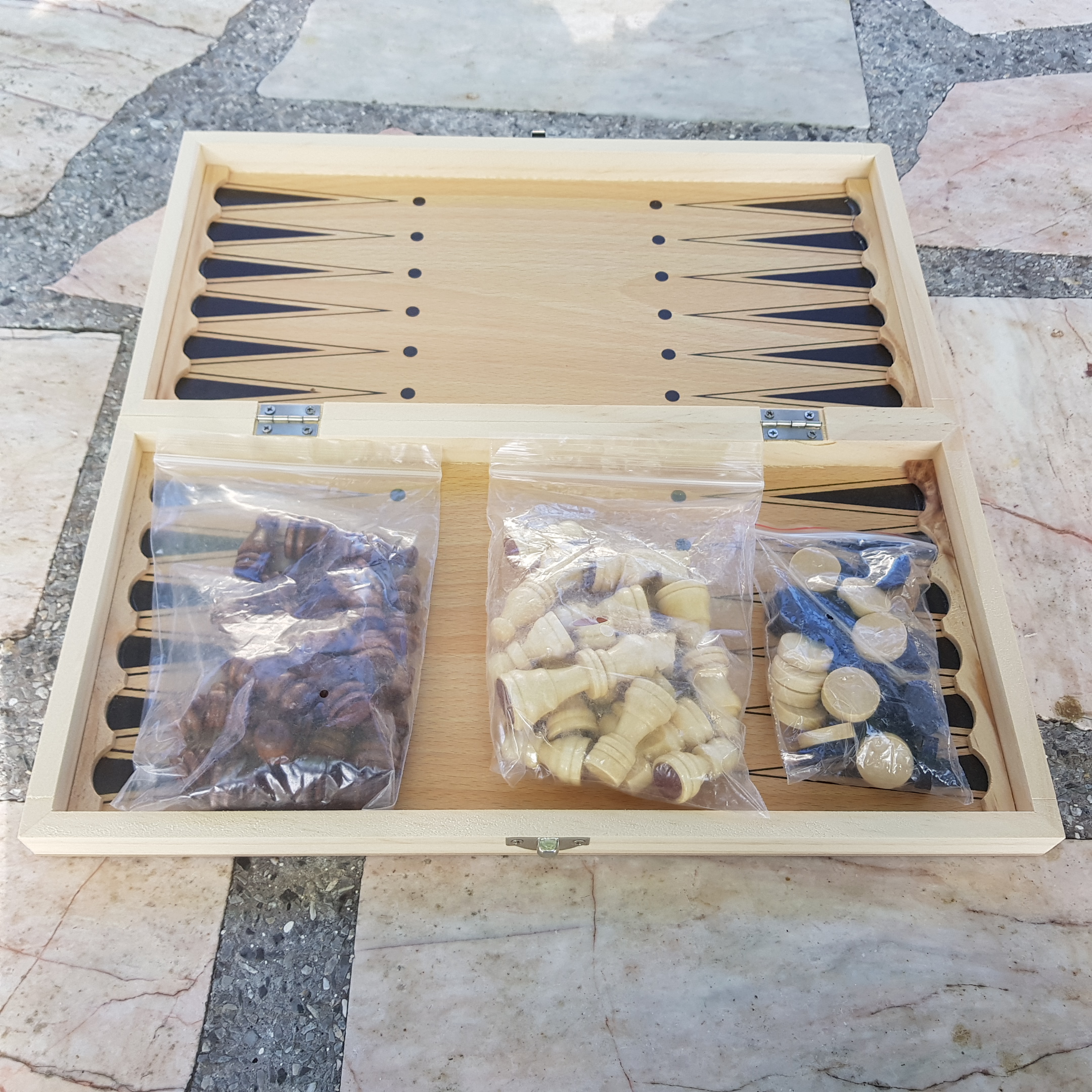 ชุดหมากรุกสากลไม้พับได้ 3 ใน 1 พร้อมหมากฮอสและแบ๊กเกมม่อน (Chess,Checker,Backgammon)