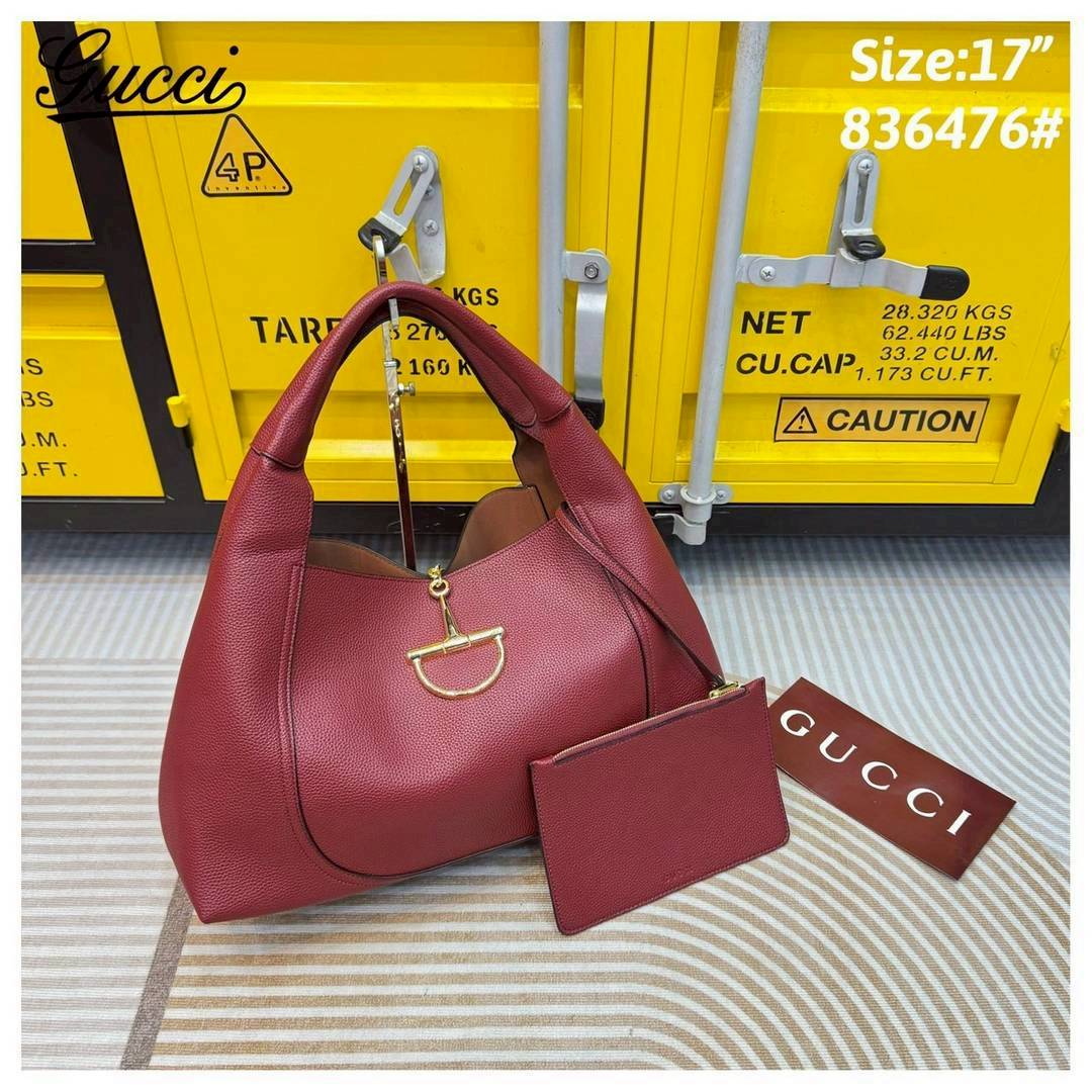 Gucci Softbit maxi shoulder bag กระเป๋าทรงโฮโบโฉมใหม่ใบใหญ่ อะไหล่เป็นเอกลักษณ์ของแบรนด์ในรูปแบบ Horsebit ครึ่งรูปขนาดใหญ่ หรูหราและใช้งานสะดวก รูปทรงสไตล์สบายๆ หนังลายเกรนสวยหรูนุ่มนวลพร้อมเท็กเจอร์อันโดดเด่น