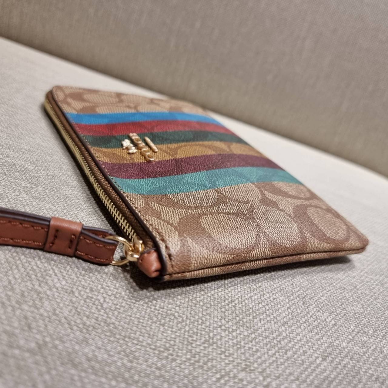 COACH C5624 LARGE CORNER ZIP WRISTLET IN SIGNATURE CANVAS WITH STRIPE สีใหม่กับคอลเลคชั่นที่ปังข้ามปี ฮิตไม่เลิก!! กระเป๋าคล้องมือ ดีไซน์ลายแถบสี สดใสน่าใช้มาก!! ขนาดเหมาะพกพา วัสดุหนังแคนวาส ภายในใส่ธนบัตร หรือใส่บัตร ใส่เหรียญ ได้หมด!! iphone13 pro ใส่ไ