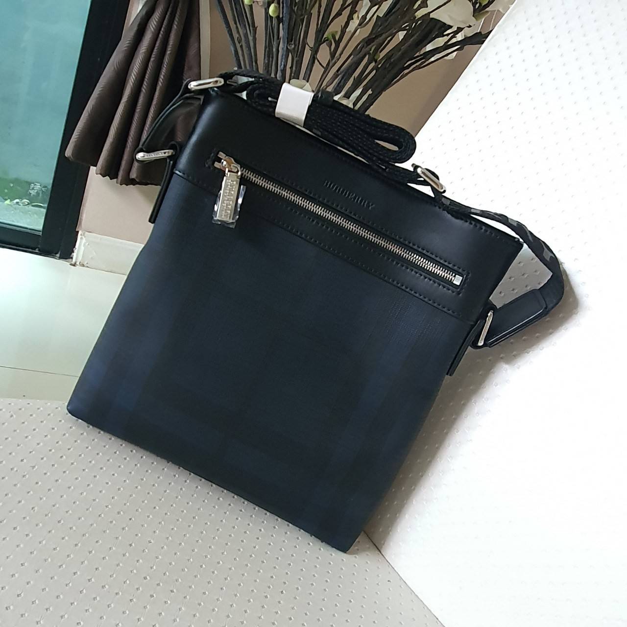 พร้อมเป็นของขวัญ มอบให้คุณผู้ชายแล้วค่ะ สำหรับ BURBERRY CROSSBODY VINTAGE BAG VIP GIFT WITH PURCHASE (GWP) พรีเมี่ยมกิ๊ฟ Limited Edition จากBURBERRY วัสดุหนังโทนสีสุภาพ คลาสสิก ตกแต่งด้วยซิปสะดวกใช้ด้านหน้า ช่องหลักเปิดปิดด้วยซิปยาวด้านบน พร้อมช่องซิปอีกห