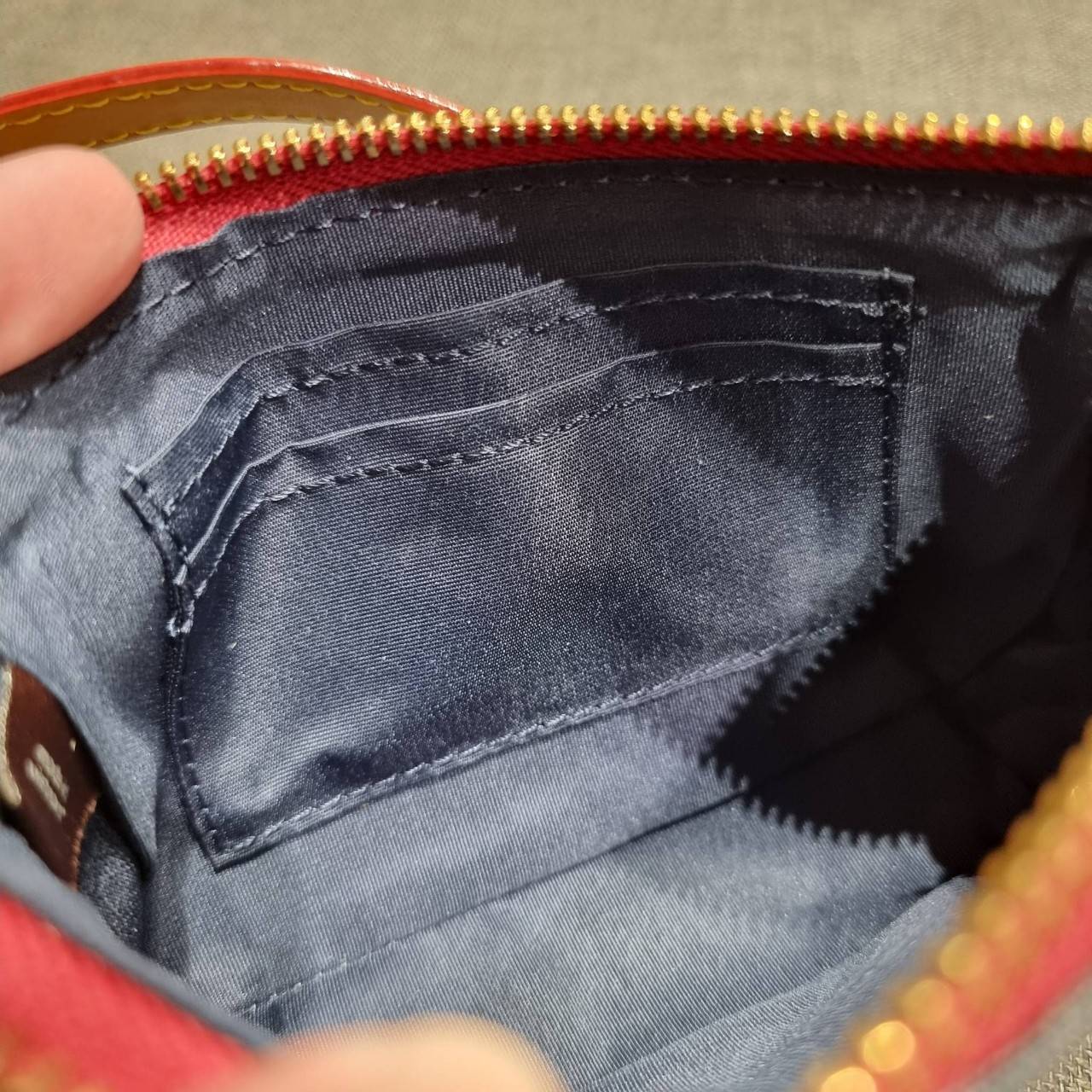 COACH C8665 NOLITA 15 IN SIGNATURE CHAMBRAY คอลเลคชั่น rare item น่ารักน่าใช้ ในสไตล์คลาสสิค กระเป๋าทรงพอชขนาดมินิ กึ่งคล้องมือใช้ได้ 2 สไตล์ ปรับสายให้มาเกี่ยวฝั่งเดียวเพื่อใช้เป็นคล้องมือ หรือปรับเกี่ยวอีกฝั่งใช้คล้องแขนก็เก๋มากมาย วัสดุผ้าแชมเบรย์ สวยค