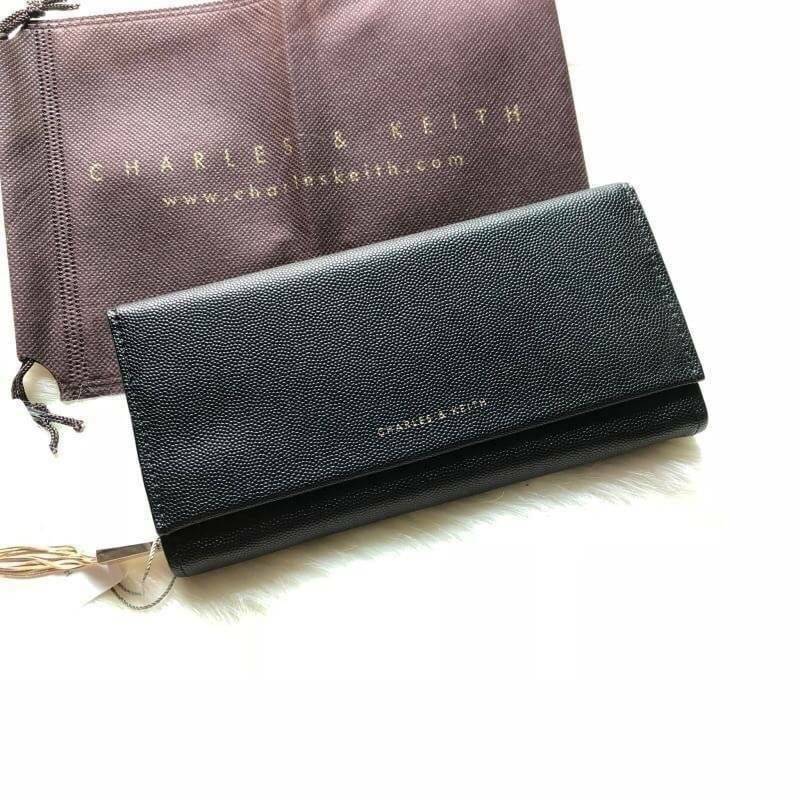 CHARLES & KEITH LONG WALLET กระเป๋าสตางค์ใบยาวแบบ 2 พับ หนังคาเวียร์ อะไหล่สีทอง และพู่สวยหรูมากค่ะด้านหน้าปั้มโลโก้แบรนด์ เปิดปิดด้วยฝาปิด ภายในมี1ช่องซิปแชะช่องเก็บบัตรหลายช่องใช้งานใส่ช่องใส่ธนบัตร แยกเป็นสัดส่วน ใบนี้สุดคุ้มเลยค่า