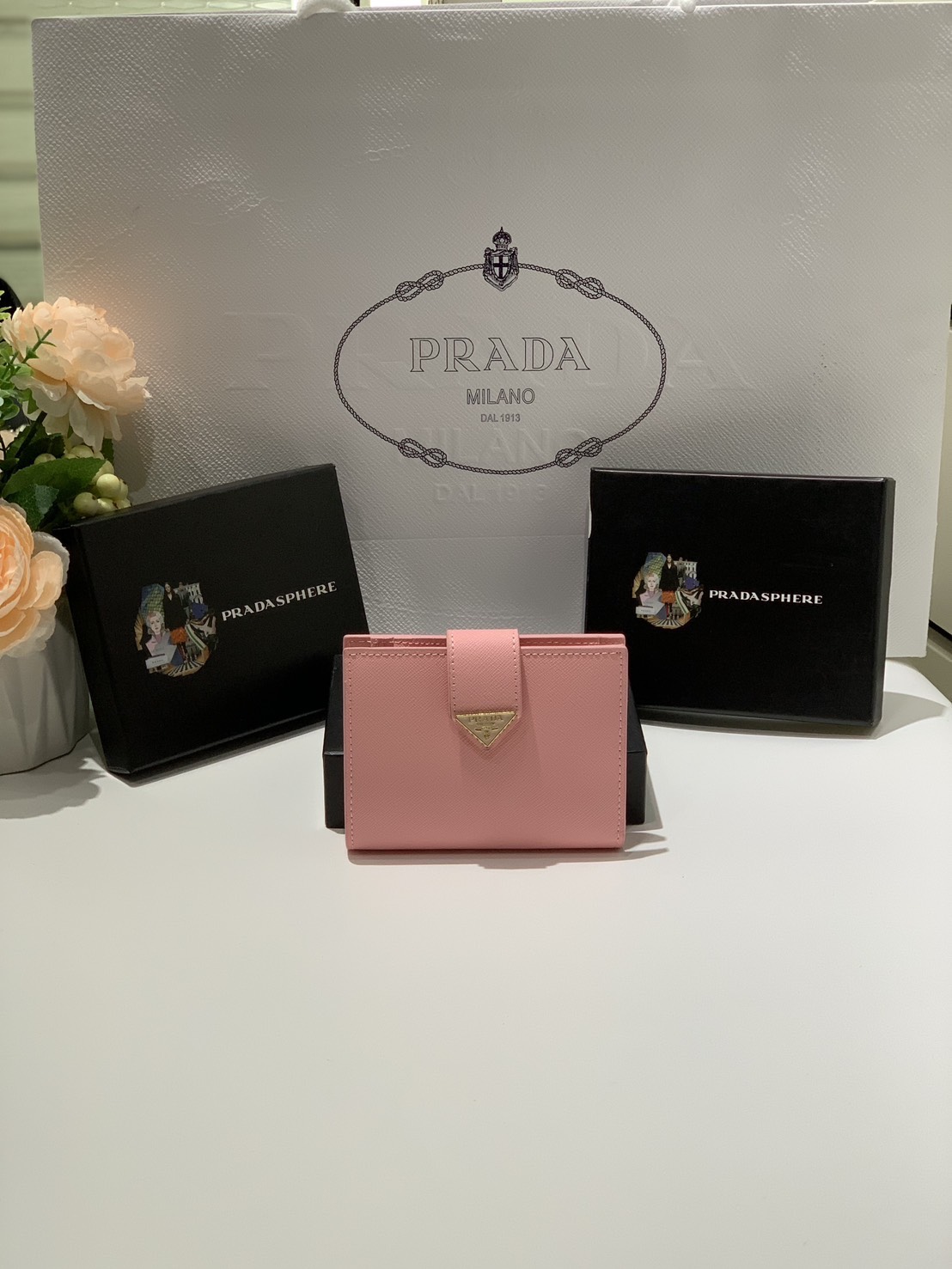 ORI หนังแท้ | Prada Wallet / Prada Small logo-plaque Saffiano Wallet กระเป๋าสตางค์ปราด้าใบกลาง เรียบหรู หนัง Saffiano เนื้อนุ่ม มีฟังก์ชันและสไตล์ให้เลือกด้วยช่องใส่บัตรหลายช่อง