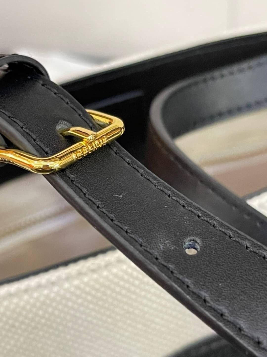 หนังแท้ CELINE SMALL BUCKET CUIR TRIOMPHE IN SMOOTH CALFSKIN / CELINE BUCKET BAG CUIR TRIOMPHE พร้อมส่งที่ไทย คอลเลคชั่นใหม่ ฮิตข้ามปี กับกระเป๋าสะพายทรงถัง ใช้งานง่ายที่สุด สายสะพายในตัว ปรับใช้ได้เลย วัสดุหนังวัว เรียบหรู ผู้ดีไปอีก โดดเด่นด้วยโลโก้เอกล