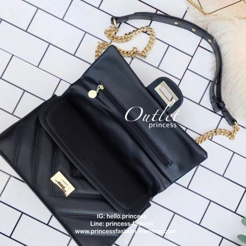 KEEP รุ่น coco chain handbag กระเป๋าทรงหรู รอบใหม่ ใช้หนัง Microfiber นิ่ม ฟู ตึงสวย ทนกว่าเดิมอยู่ทรง ใครชอบสไตล์นี้ห้ามพลาดนะคะ ใบนี้มีหูถือได้ ด้านในสีแดงสวย มีช่องแบ่งเก็บของหลายช่อง ด้านหลังมีช่องพิเศษสามารถใส่มือถือได้ค่ะ สายปรับ สั้น ยาวได้ ใบนี้ ค