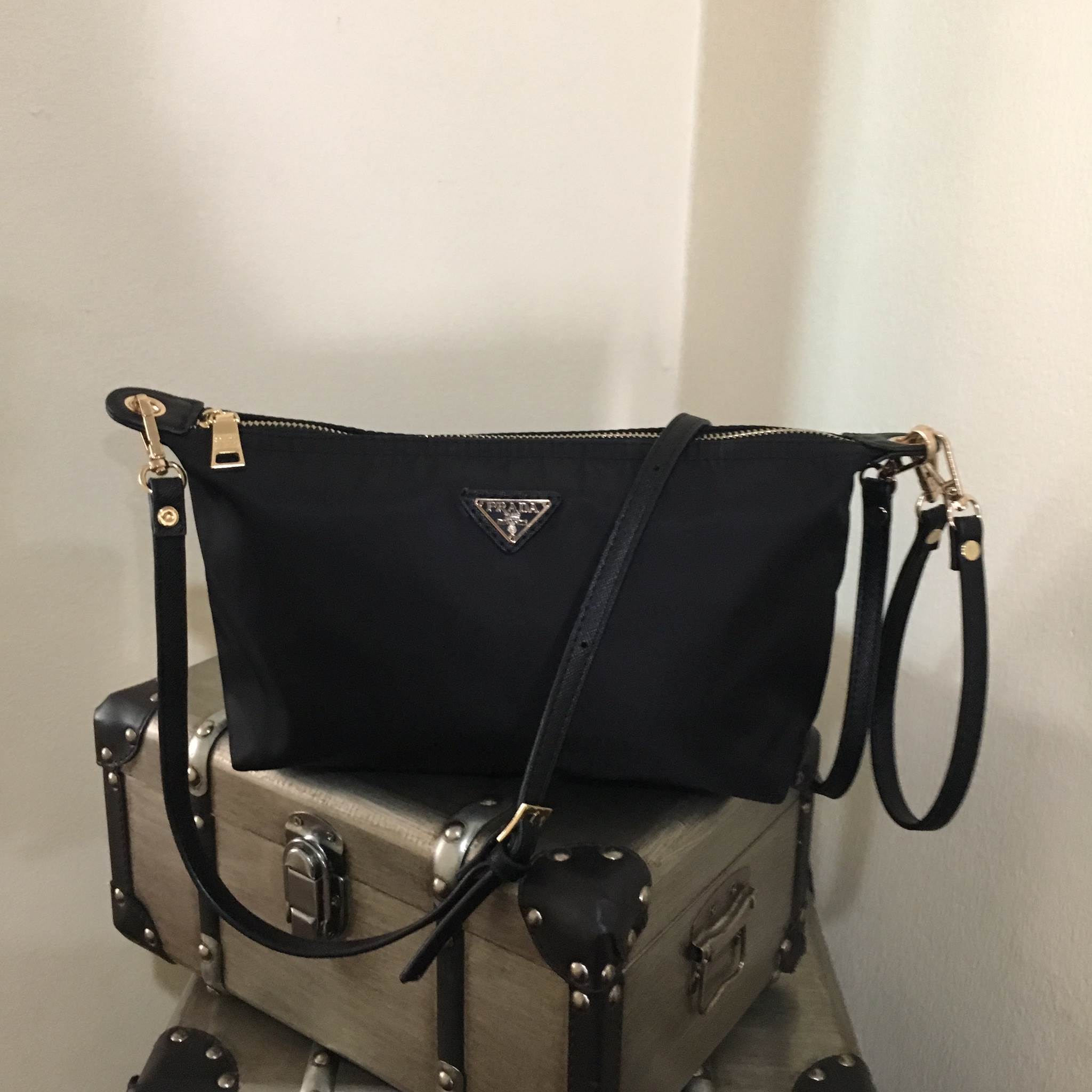 Best seller สินค้าเข้าใหม่ งานพรีเมี่ยมกิ้ฟจากเคาเตอร์ต่างประเทศ กระเป๋า สวยๆ จาก แบรนด์ PRADA เปนกระเป๋า เครื่องสำอางค์ แต่มีสายสะพายยาวให้ 2 สาย เป็นแบบคล้องแขน และสะพายข้างลำตัว เลิศมาก ใช้เป็น shoulder bag ได้เลยค่า หรือ ถือลำลองสวยๆ ก้อเลิศคะ คุ้มมาก