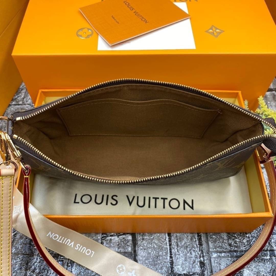 หนังแท้ LOUIS VUITTON POCHETTE น้องน่ารักน่าใช้มากๆ กระเป๋าหิ้ว//คล้องไหล่//สะพายข้าง//หรือถือแบบคลัท ชิลๆได้เลยค่า หนังแกะแท้นิ่มสวย เปิดปิดกระเป๋าแบบซิป ภายในสามารถใส่กระเป๋าเงินใบกลางได้; มือถือได้;พาสปอร์ตได้;ของจำเป็นจุกจิกสาวๆได้เยอะเลยนะคะ;พร้อมช่อ