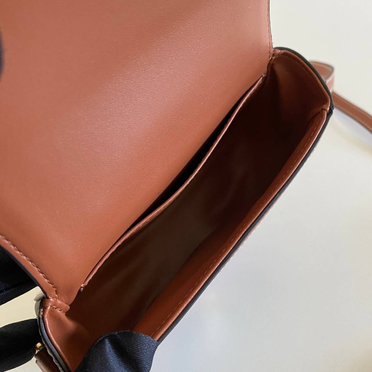 พรีเมี่ยมกิ๊ฟแท้ 100% 】พร้อมส่งที่ไทย!! ที่นี่ที่เดียว CELINE MINI CLASSBODY BAG กระเป๋าขนาดมินิ น่ารักมาก พกพาสะดวก หนังแท้ทั้งใบ ปั้มโลโก้ทุกจุด มาพร้อมอุปกรณ์ครบเซ็ต