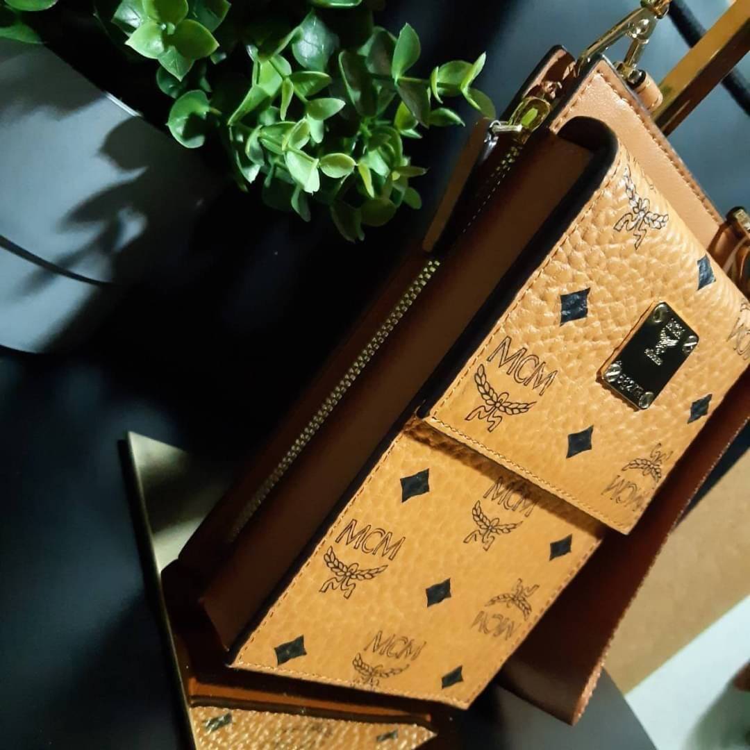 M.C.M CROSSBODY PHONE CASE กระเป๋าอะไรเอ่ยฮิตกันทั่วบ้านทั่วเมือง!!?? กระเป๋าใส่โทรศัพท์ไงจ้ะ!! เดินไปไหนใครก็ใช้ เพราะทุกคนต้องการความสะดวก ใบนี้ตอบโจทย์ไปเล้ย!!