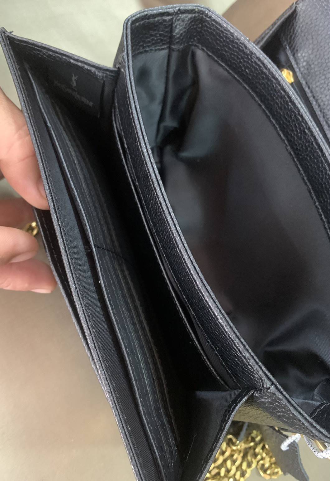 SAINT LAURENT YSL BAG VIP GIFT WITH PURCHASE (GWP) พรีเมี่ยมกิ้ฟ Limited Edition จาก YSL DUTY FREE COUNTER วัสดุหนังแกะหนังเคราะห์ ตกแต่งลวยลายตาราง ปักหมุดตรงหูหิ้ว ด้านหน้าประดับโลโก้แบรนด์YSL ขนาดกระทัดรัด หนังเงาสวย อะไหล่ทองทั้งใบ มาพร้อมสายสะพายยาวส