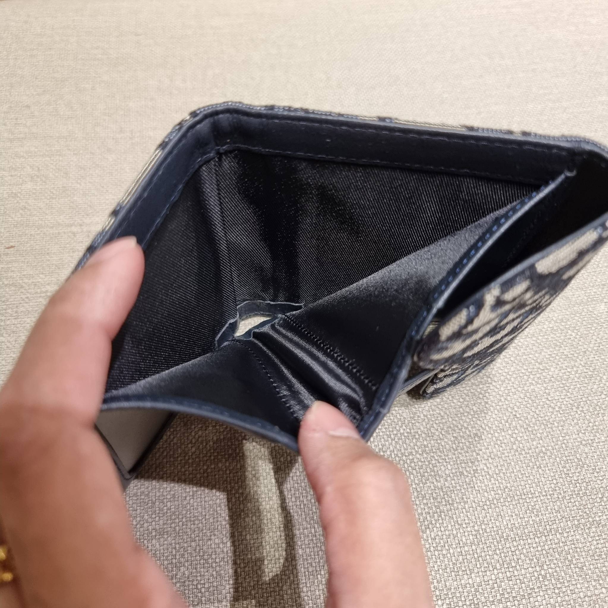 VIP 】CD MULTI WALLET WITH GWP กระเป๋าสตางค์ขนาดเหมาะมือ กะทัดรัดไม่กินพื้นที่ พรีเมี่ยมกิ๊ฟจากเคาน์เตอร์ ดีไซน์แบบพับ ใช้งานง่าย สวยน่ารักน่าใช้ตรงโลโก้ห้อย วัสดุผ้าแคนวาสปักลาย สลับหนังแท้ภายใน ภายในมีช่องใส่บัตร ใส่ธนบัตรได้ สะดวกใช้มากๆ มาพร้อม box set