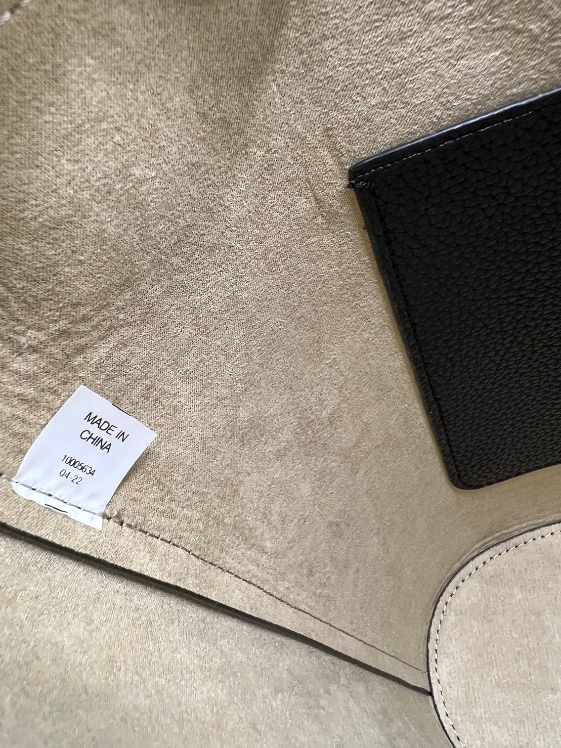 Tory Burch McGraw Bucket bag / Tory Burch Mcgraw Double T Logo Plaque Bucket Bag พร้อมส่ง 4 สี กระเป๋าสะพายหรือถือคล้องแขนทรงถัง จุของได้เยอะใบนี้ตอบโจทย์ได้ดีมาก โทนสีเรียบง่าย แฝงไปด้วยความดูดี สุขุมและเป็นผู้ใหญ่