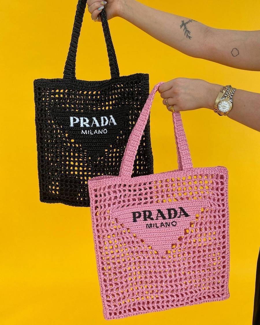 PRADA RAFFIA TOTE BAG สวยไม่ซ้ำใคร สไตล์บีช เหมาะมากกับการสะพายไปเที่ยวทะเล หรือจะใช้ในวันสบายๆก็ตอบโจทย์ กับกระเป๋าสะพายสานใบใหญ่ ตัวกระเป๋าเป็นวัสดุสังเคราห์จากธรรมชาติ