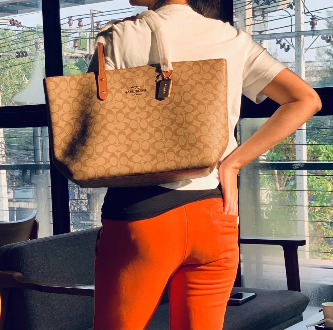 COACH TOWN TOTE SIGNATURE BAG((76636)) พร้อมส่งอีกครั้ง! กระเป๋าใบใหญ่หนังแท้ สวยงามค่ะ ป้ายอะไหล่แบรนด์แบบโลหะสีทองสวยหรูมากๆ เปิดปิดกระเป๋าแบบกระดุมแม่เหล็ก ใช้งานง่าย ภายในกว้างมากๆค่ะบอกเลย สาวๆที่สัมภาระเยอะหายห่วงค่ะ พร้อมช่องกระเป๋าซิปให้ใส่มือถือห