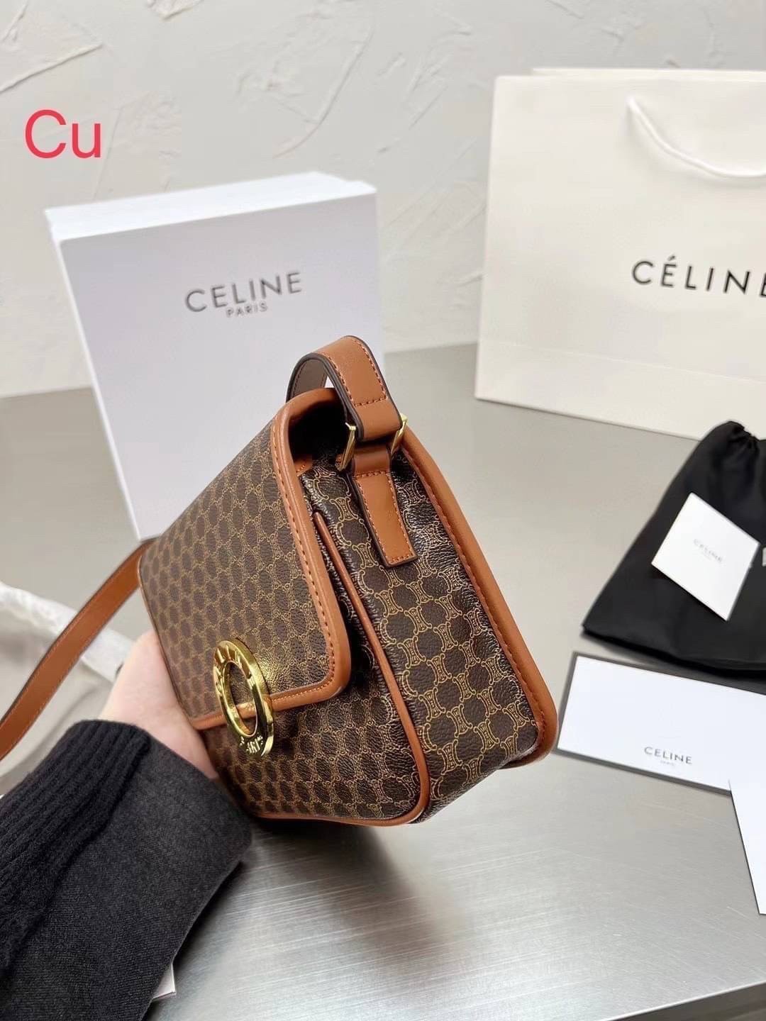 CELINE VINTAGE / CELINE Macadam crossbody bag / CELINE FOLCO BAG IN TRIOMPHE CANVAS กระเป๋าสะพายสไตล์วินเทจ หากใครที่กำลังมองหากระเป๋าสะพายข้าง ขนาดกะทัดรัด และเรียบหรู