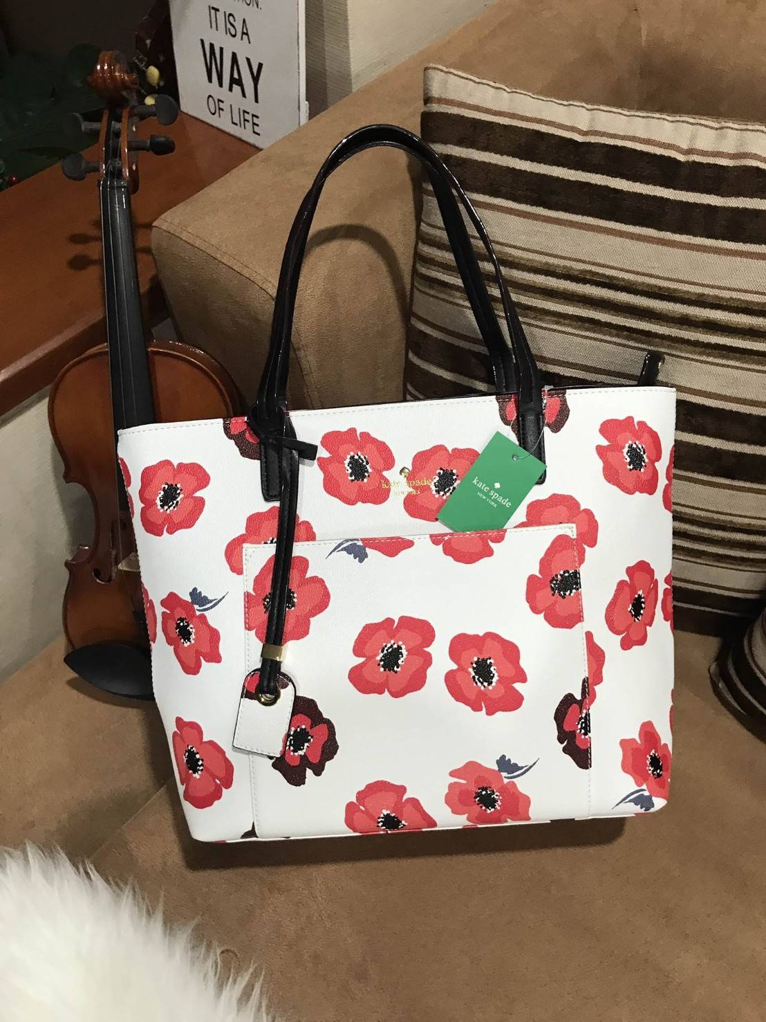 KATE SPADE New York Hyde Lane Poppies Riley Rose Tote Bag กระเป๋าสะพายทรง Tote Bag หนังสวยอยู่ทรงคอลเลคชั่น ดอก Poppies ห้อย TAG ที่หูกระเป๋าด้านหน้าประดับโลโก้ มีช่อง หน้าใส่ของได้ ภายในมีช่องซิป และช่องใส่มือถือ กว้างและจุ ใส่ ipad, notebook, เอกสาร A4 