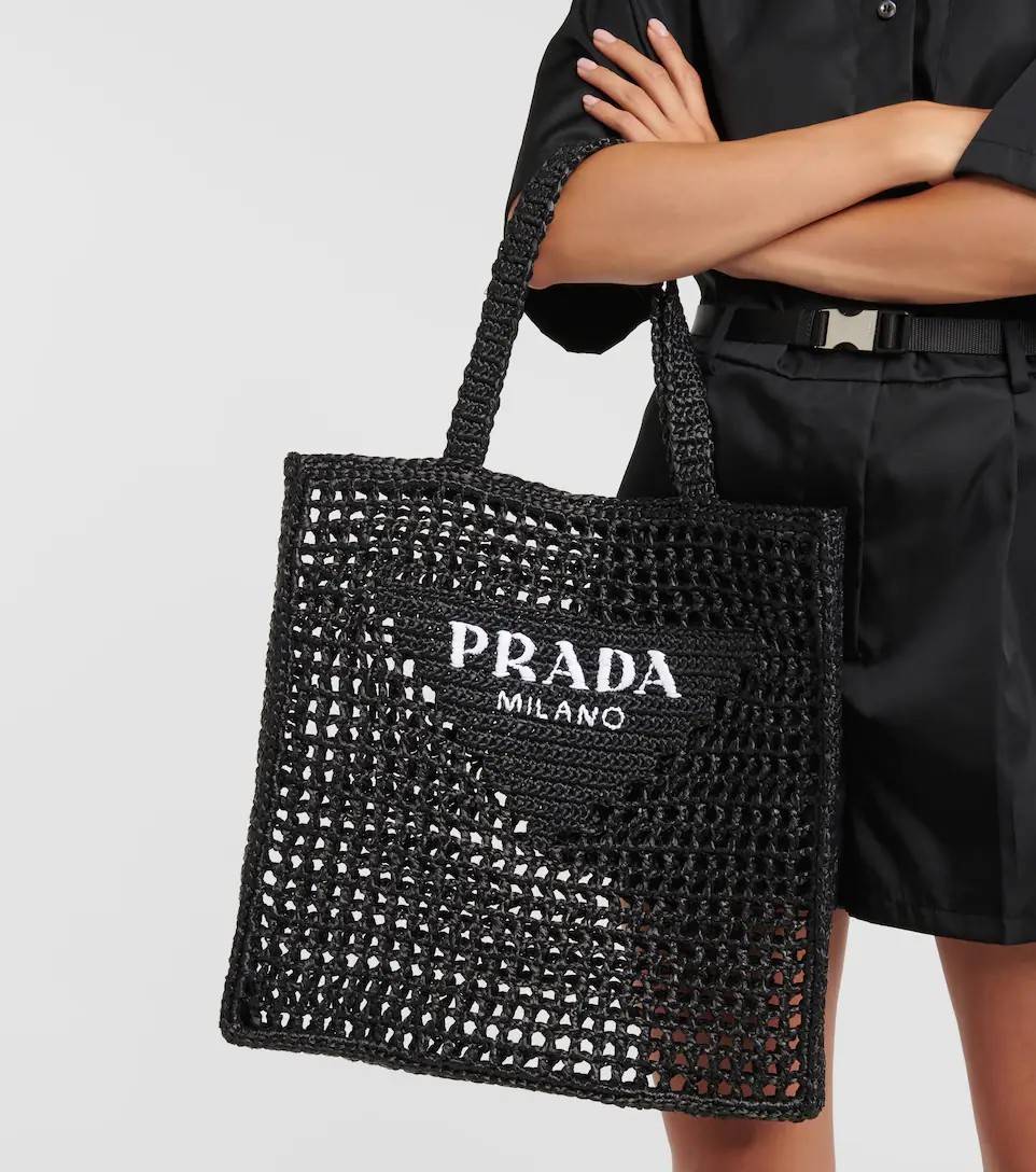 PRADA RAFFIA TOTE BAG สวยไม่ซ้ำใคร สไตล์บีช เหมาะมากกับการสะพายไปเที่ยวทะเล หรือจะใช้ในวันสบายๆก็ตอบโจทย์ กับกระเป๋าสะพายสานใบใหญ่ ตัวกระเป๋าเป็นวัสดุสังเคราห์จากธรรมชาติ