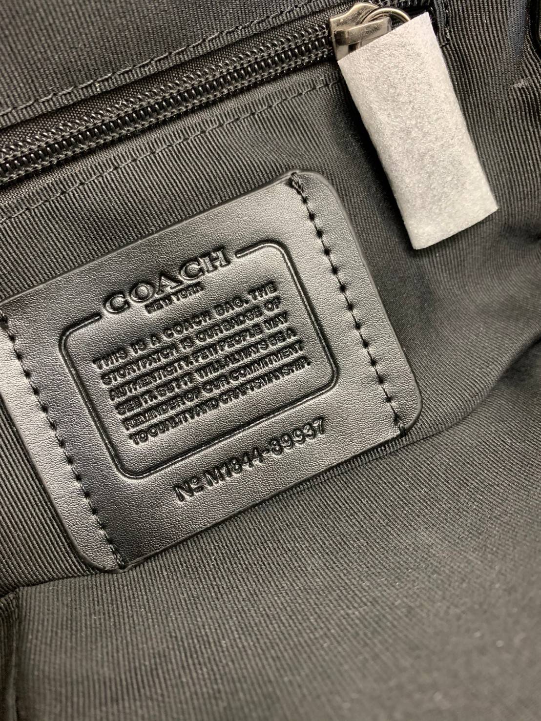 ใหม่ล่าสุด คุณผู้ชายห้ามพลาดเลยค่าา COACH GRAHAM PACK IN SIGNATURE ((89937)) พร้อมส่งที่ไทยค่ะ! กระเป๋าคาดอก สามารถคาดด้านหน้าหรือด้านหลังได้ตามแต่สะดวกค่ะ หนังแท้นิ่ม ทรงสวยมากๆค่ะสำหรับรุ่นนี้! มีช่องซิปตอนหน้าหนึ่งช่อง;ช่องหลักเปิดปิดแบบซิปคู่ ภายในโล่