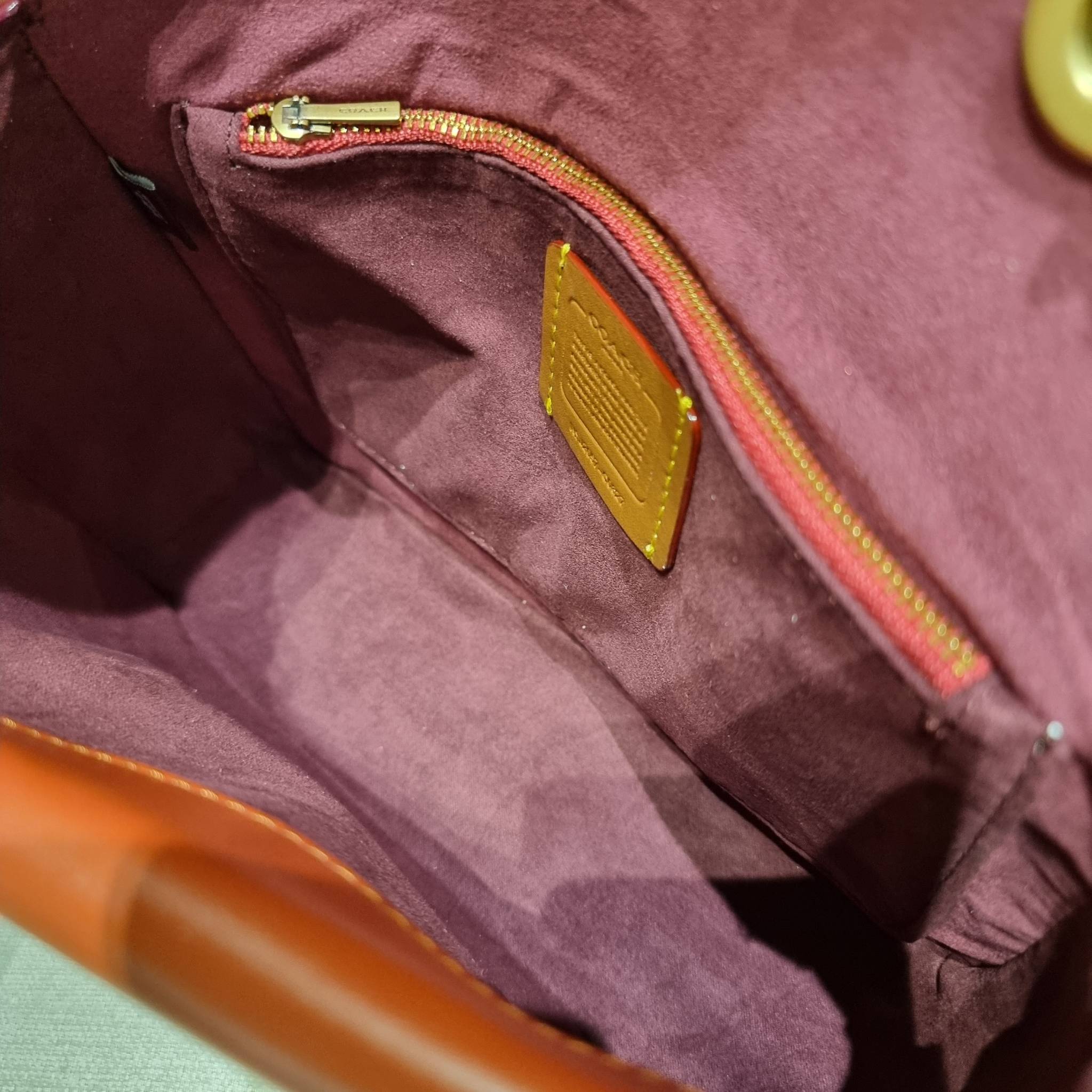 COACH C0827 MADISON SHOULDER BAG IN SIGNATURE CANVAS กระเป๋าสะพายข้าง รุ่นยอดฮิต ไซส์ใหญ่จุใจ ดีไซน์สวย โดดเด่นด้วยตัวล็อครูปดอกไม้ ตกแต่งตัดกันกับลายซีอย่างลงตัว วัสดุหนังแท้สลับหนังแคนวาสเคลือบลาย ภายในแบ่งสัดส่วนให้อย่างดี มาพร้อมสายสะพายในตัว ปรับใช้ไ