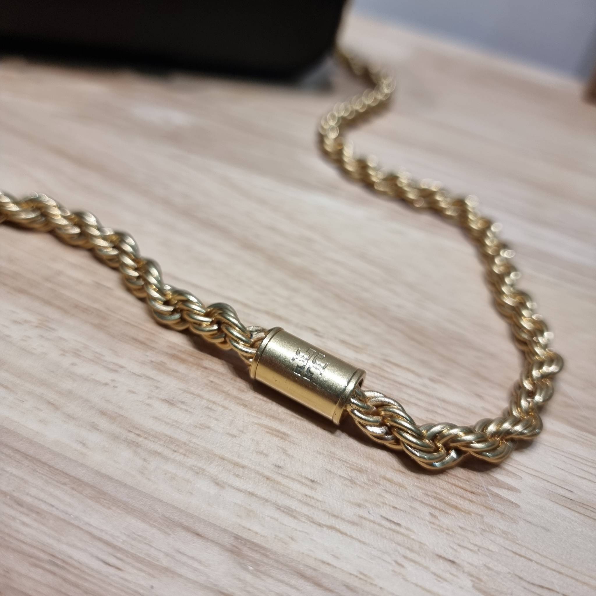 Tory Burch Bag / TORY BURCH ELEANOR SMALL CONVERTIBLE SHOULDER BAG ฮอตไอเท็ม รุ่นนี้ขายดีขายหมด สวยหรู คุณหนู ผู้ดี!! หายากมากแล้วน้า กระเป๋าสะพายข้าง ดีไซน์อยู่ทรง ขนาดกำลังสะดวกใช้ เปิด-ปิดด้วยแถบแม่เหล็ก ภายในแบ่งสัดส่วนได้เป็นอย่างดี