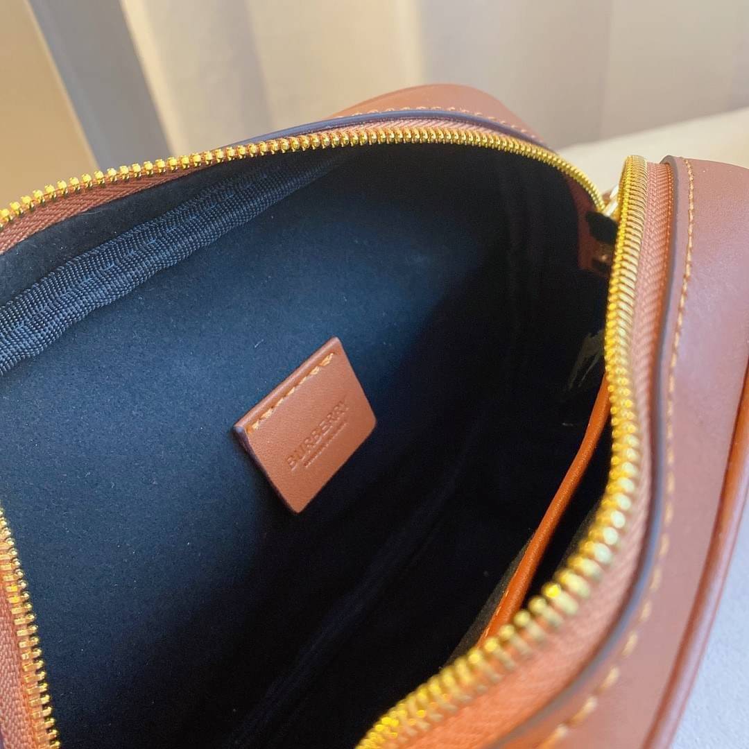BURBERRY CROSSBODY VINTAGE BAG กระเป๋าสะพายทรง camera ซิปบน ลายซิกเนเจอร์แบรนด์ มาพร้อมสายสะพายยาวครอสบอดี้ งานสวยเป๊ะปั๊มทุกจุด สวยอยู่ทรง เปิดปิดด้วยซิปยาว ภายในมีช่องแบ่งเป็นสัดส่วน สามารถใส่มือถือ iphone เงิน ของจุกจิกได้ สายสะพายหนังยาวปรับระดับได้ อ