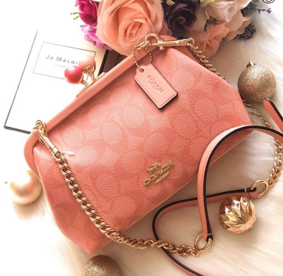 NORA KISSLOCK CROSSBODY (COACH C1451) ครอสบอดี้รุ่นนี้ น่ารักมากค่ะ ขนาดกำลังน่ารักเลยค่ะ ลูกคุณมากๆ ไม่เล็กและไม่ใหญ่มากเกินไป รุ่นนี้สามารถถอดสายสะพายได้ค่ะ ใส่ไอโพนตระกูลพลัสได้ ใส่กระเป๋าสตางค์ใบเล็กได้สบายๆเลยค่ะ
