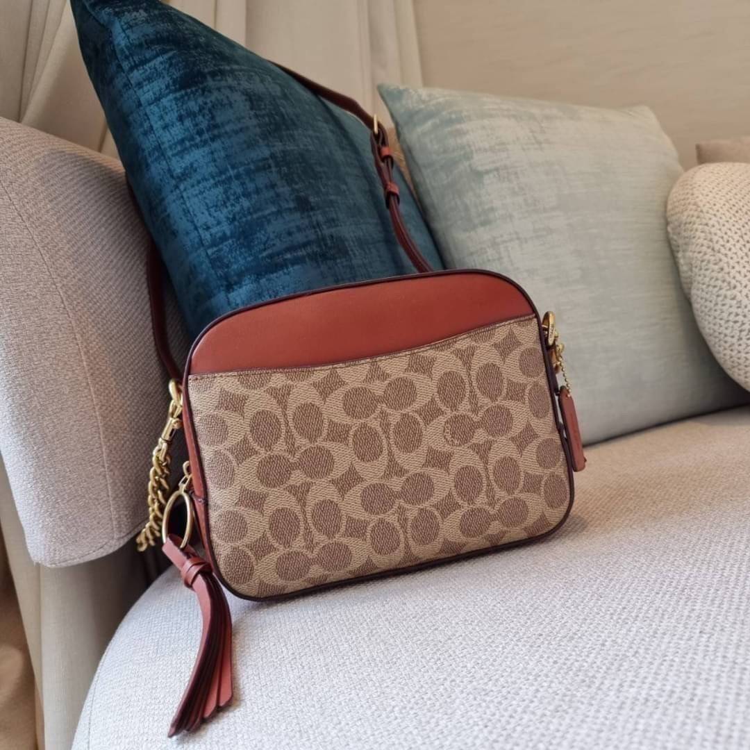 COACH 31208 CAMERA BAG IN SIGNATURE CANVAS รุ่นหายาก กระเป๋า crossbody ทรงกล่องสวยหรู ดีไซน์ลงตัว สีแทนรัสท์โดดเด่น วัสดุหนังแคนวาสเคลือบลาย ตัดด้วยอะไหล่ทองเหลือง สวยเข้ากันสุดๆ!! เปิด-ปิดกระเป๋าด้วยซิปพวงหนัง ภายในโล่งกว้าง ใส่ของสำคัญได้ครบ ใบนี้ใบเดีย