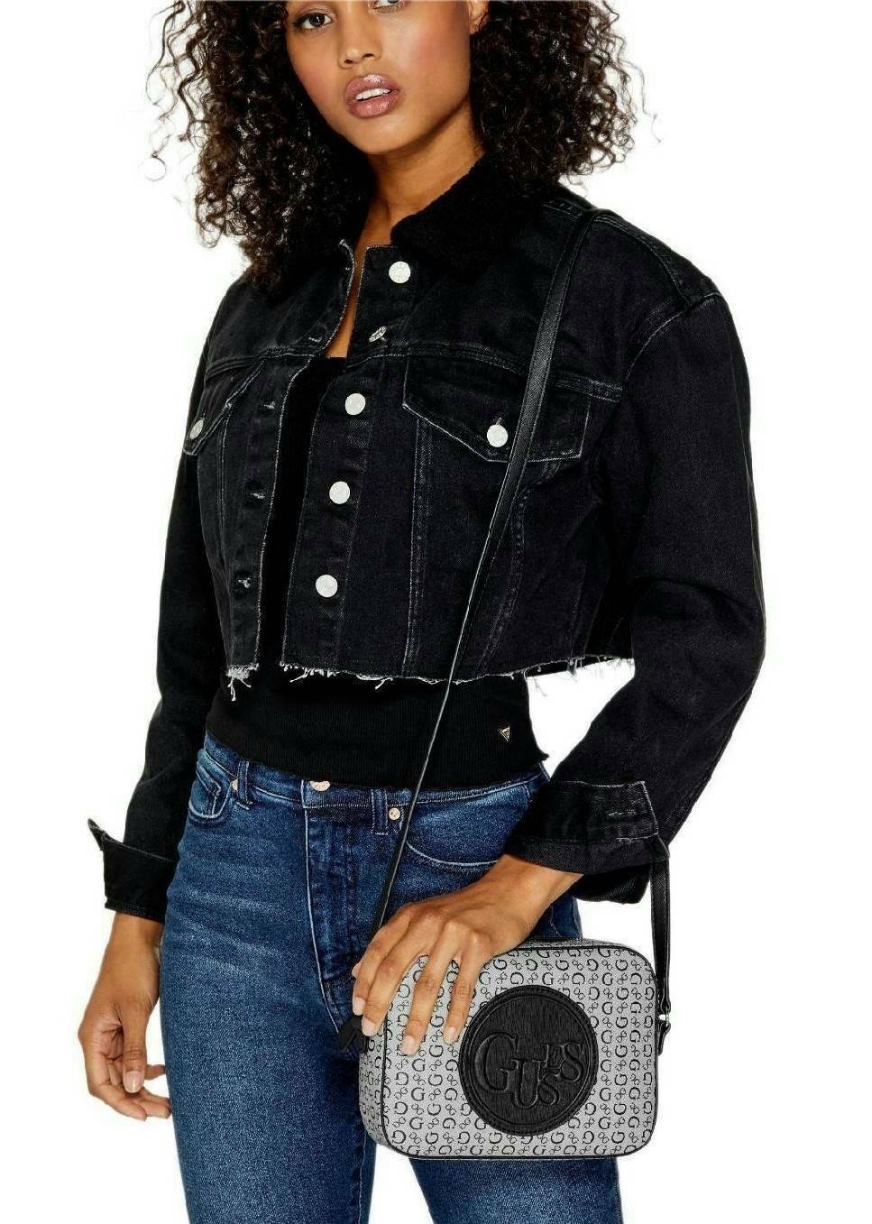 GUESS ANGELEA LOGO CROSSBODY กระเป๋าสะพายหนังซาฟิโน่ทรงตั้งสวย ด้านหน้าติดโลโก้แบรนด์ทรงกลมนูน เปิดปิดด้วยซิป ด้านในโล่งกว้าง มีช่องซิปเล็ก สามารถใส่กระเป๋าสตางค์ใบยาว มือถือ ของจุกจิกได้เยอะ ขนาดกำลังดี สะพายได้เท่ห์ๆเข้าได้กับทุกชุดเลยนะคะ